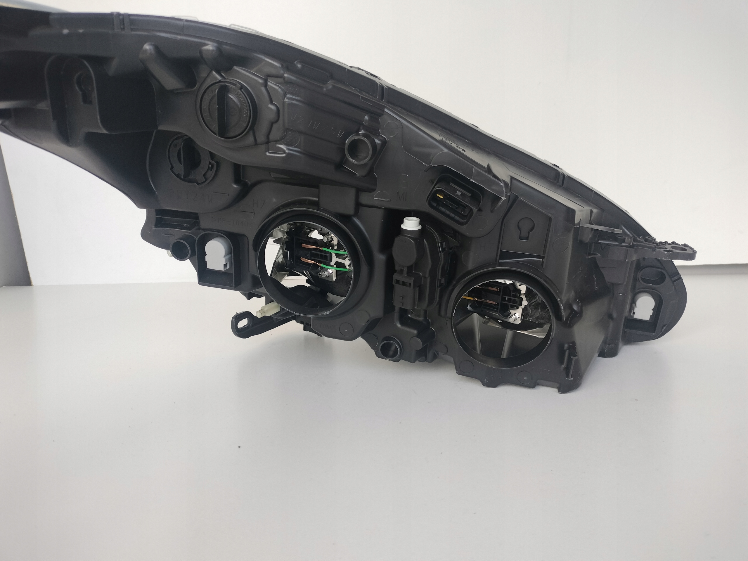 light left REFLEKTOR PEUGEOT 208 12-15
