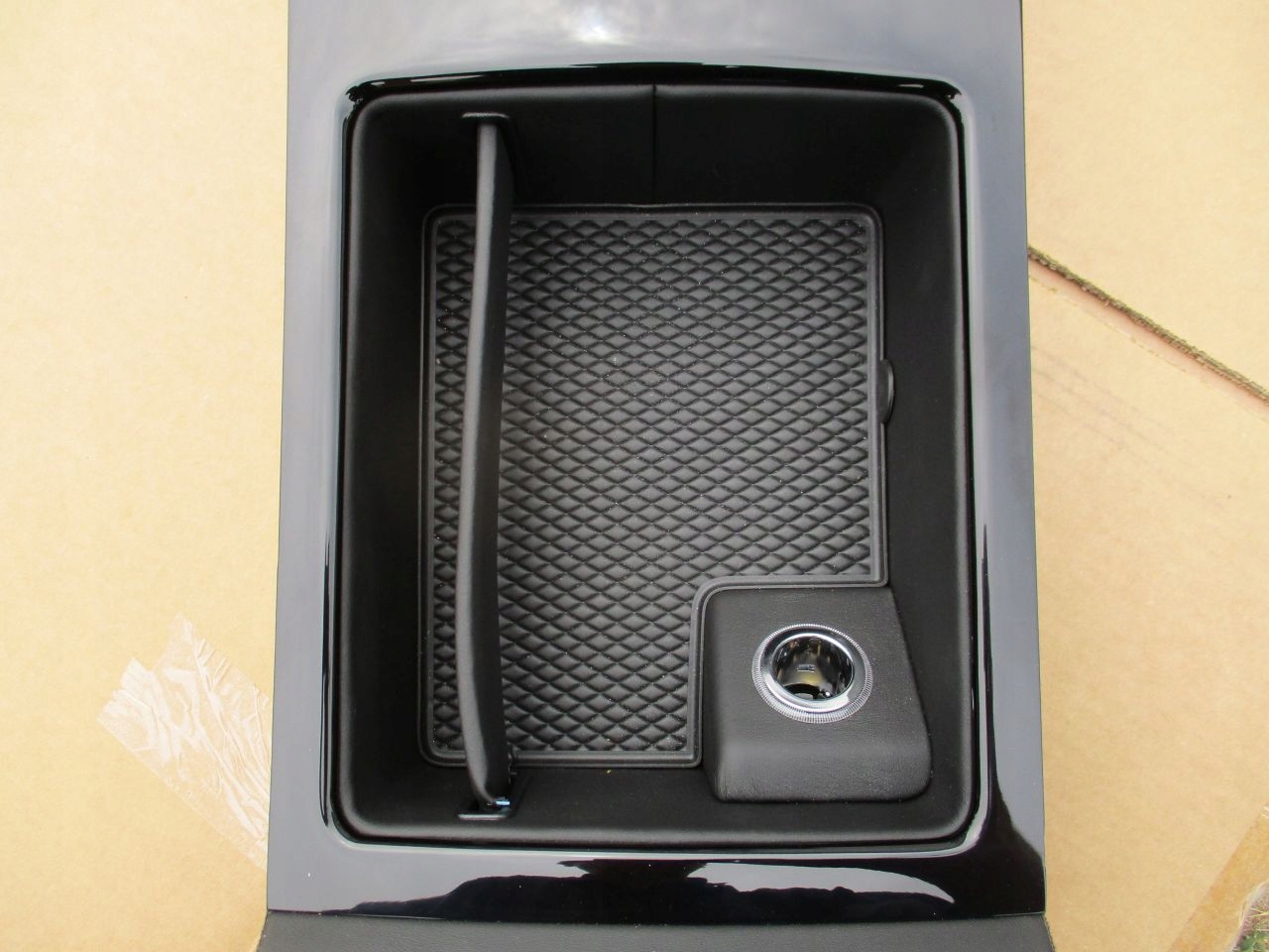3W0858105 3W0 - BENTLEY GT КОРОБКА ДЛЯ ХРАНЕНИЯ КОНСОЛИ ЗАЖИГАЛКА