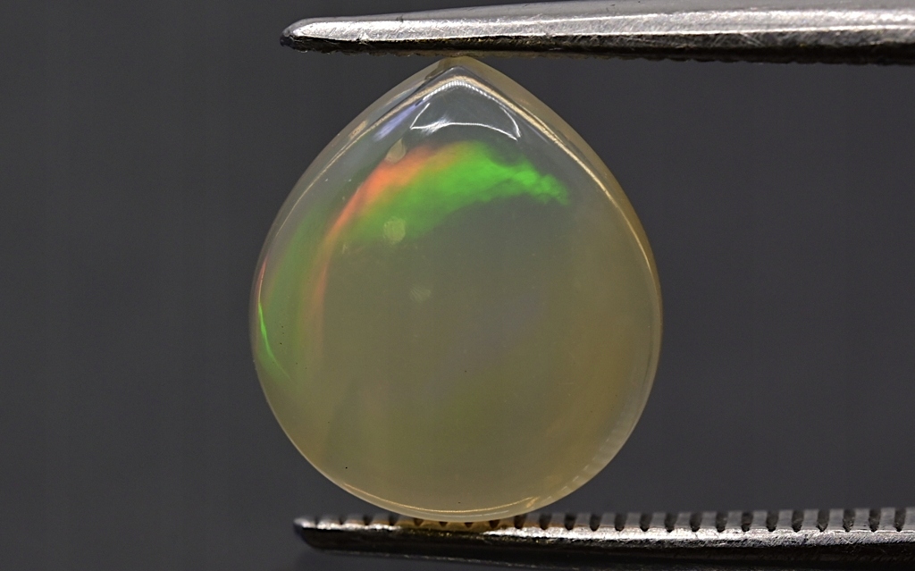 Opál z Etiopie kabošon slza 9,2x8,2 mm