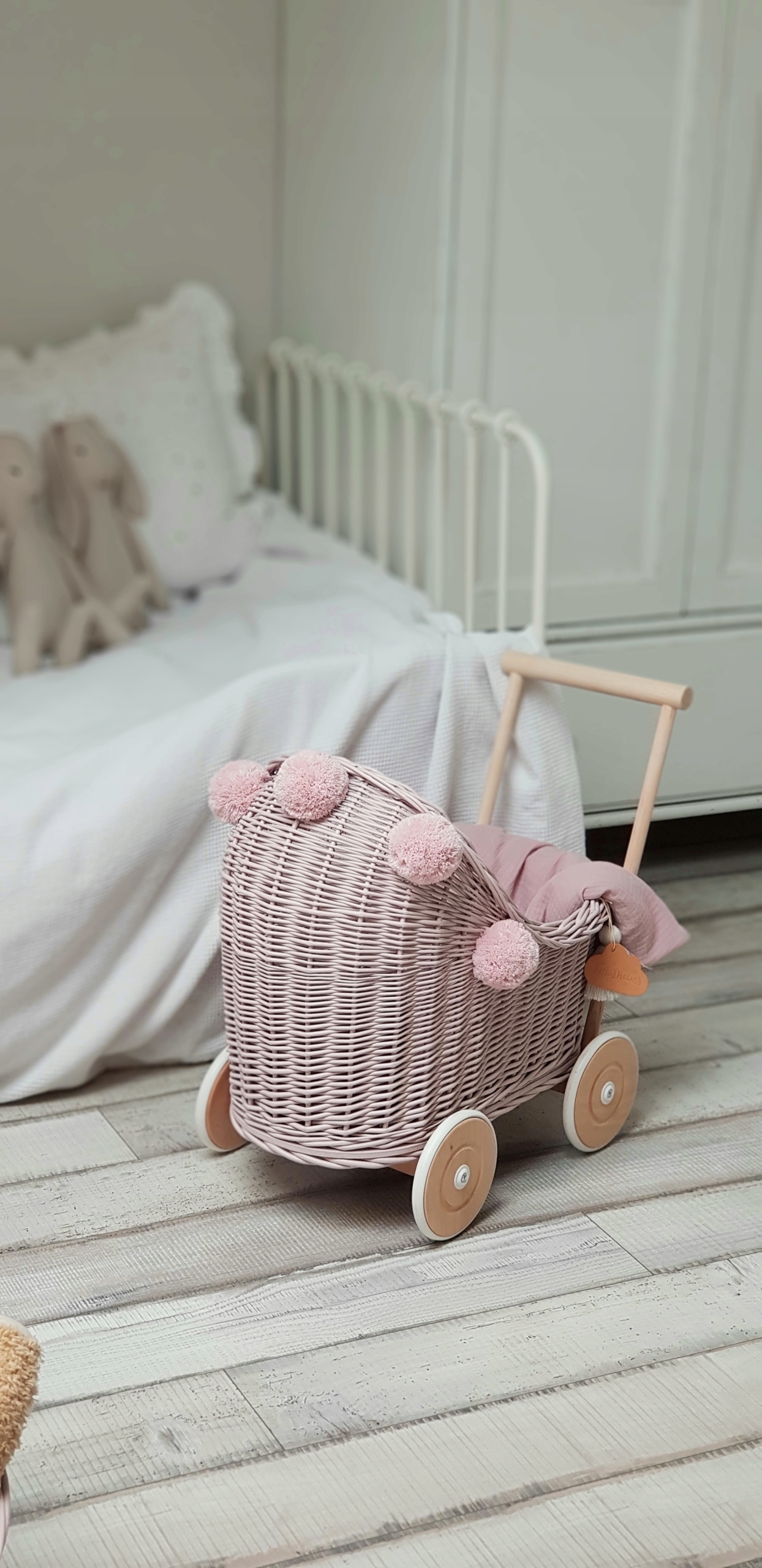 WÓZEK WIKLINOWY DLA LALEK BRUDNY RÓŻ POŚCIEL Marka inna