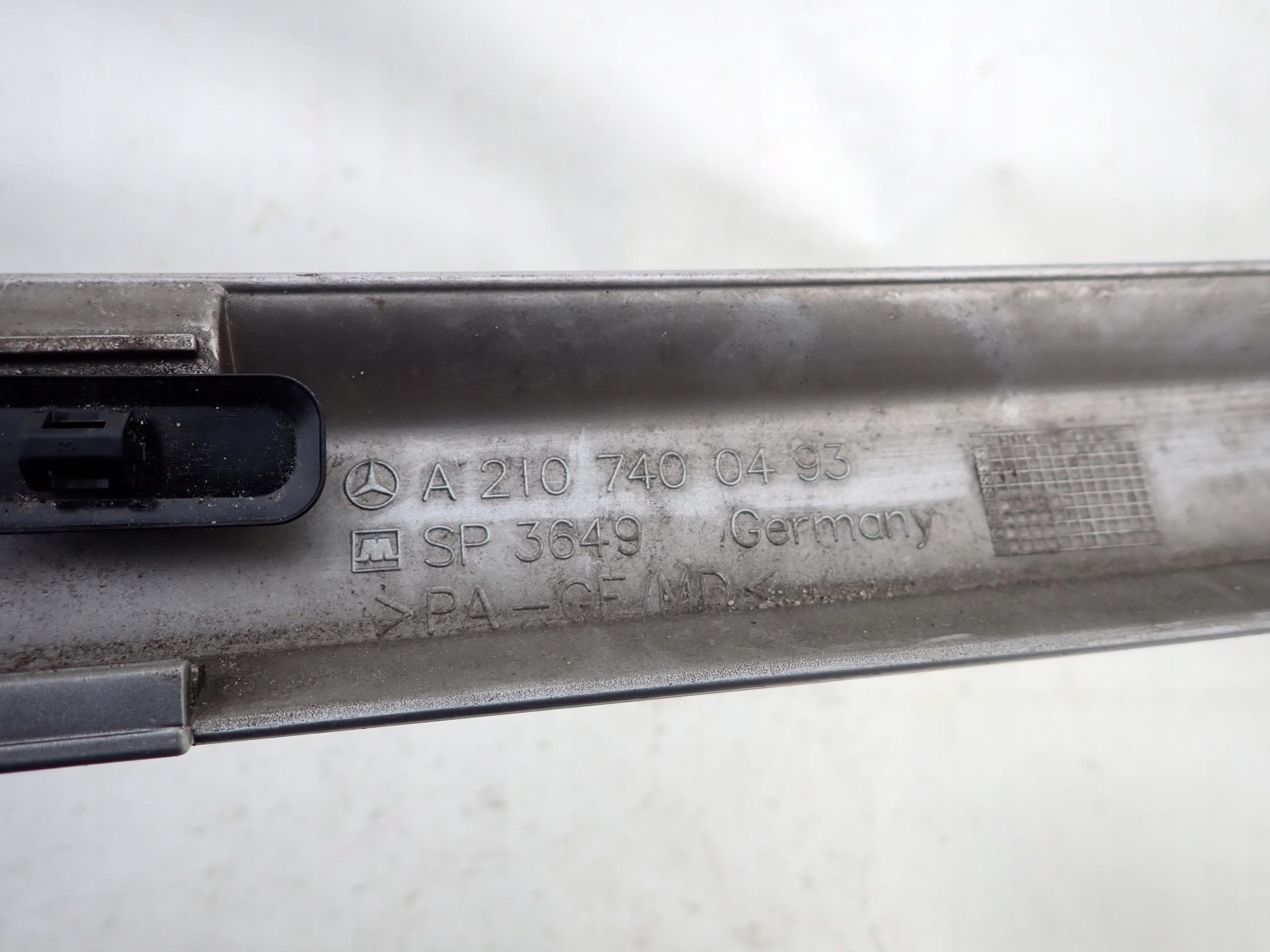 MERCEDES E-class W210 moulding cap bonnet rear part
