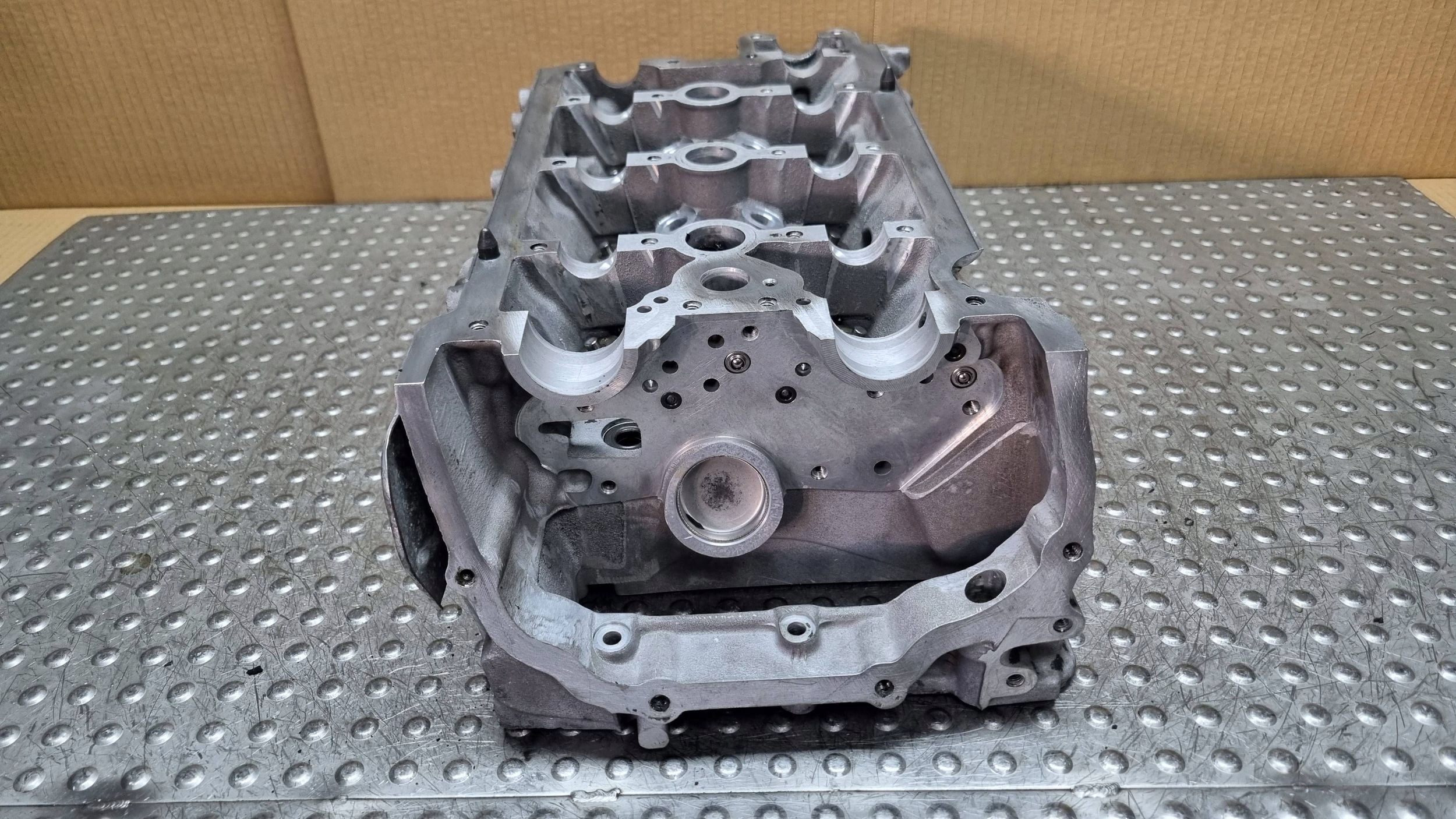 hlava vačky levá 06E103373E AUDI A6 C6 3.2 FSI AUK