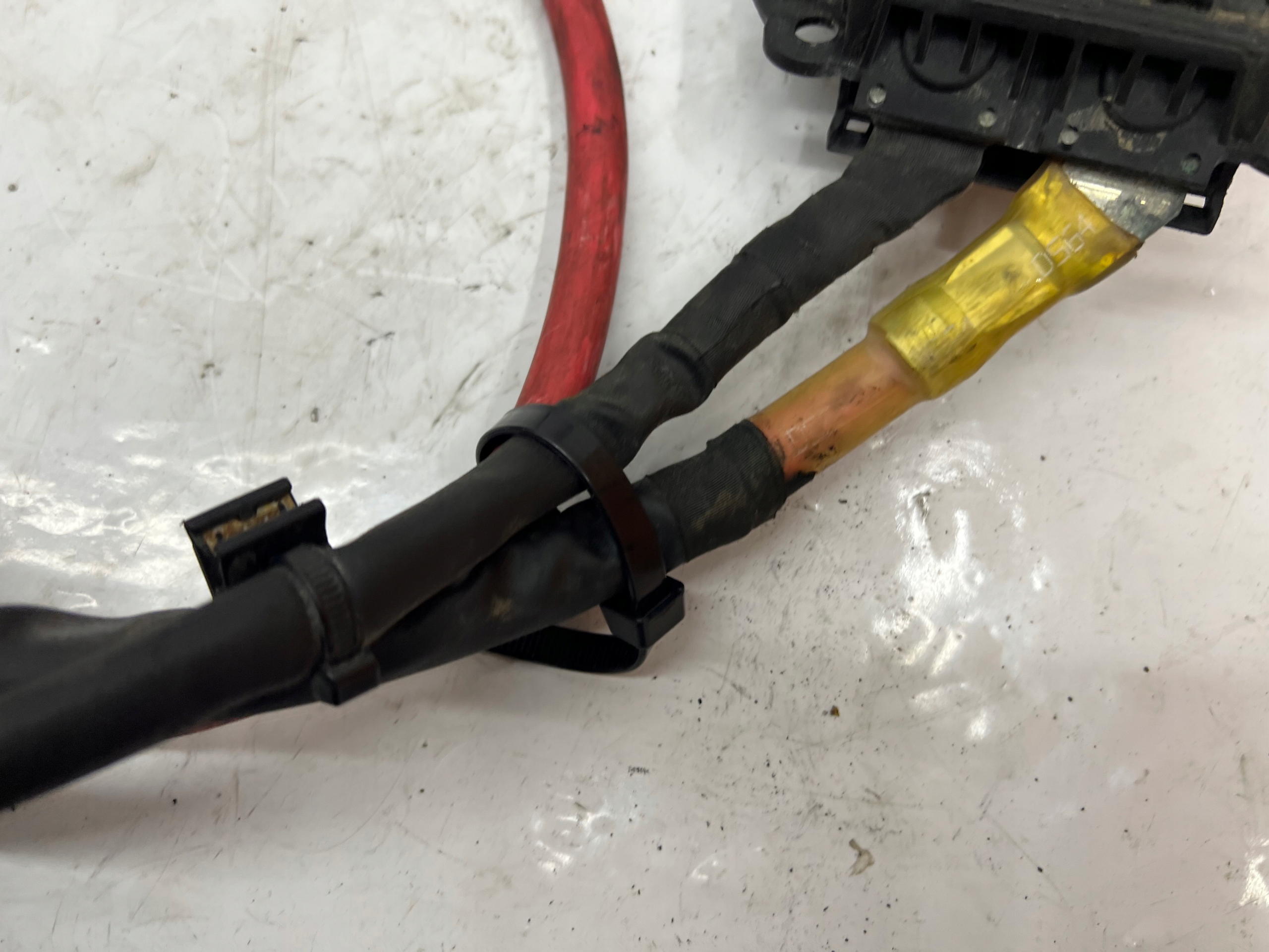 MERCEDES E W213 Batteriekabelbaum A2135406800