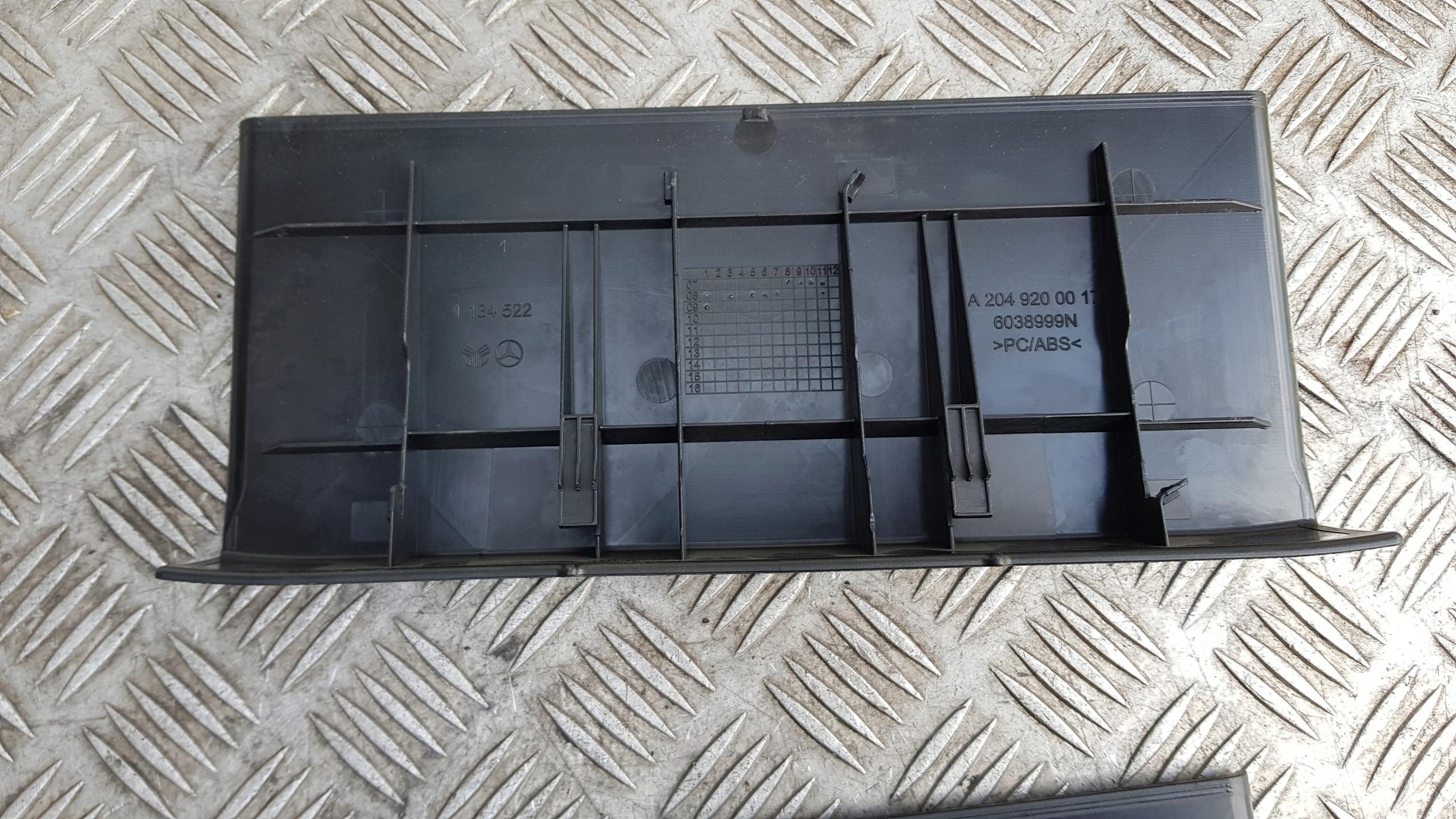 MERCEDES W212 stand running board A2049200017