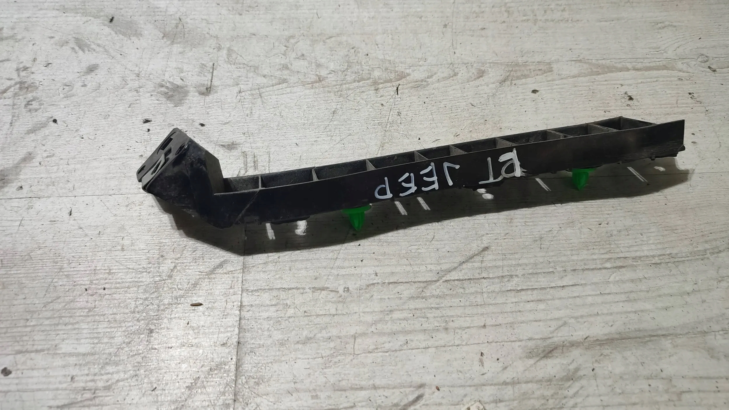 Jeep Cherokee KL 15r. 2.0d heck Seite links Halter der Stoßstange