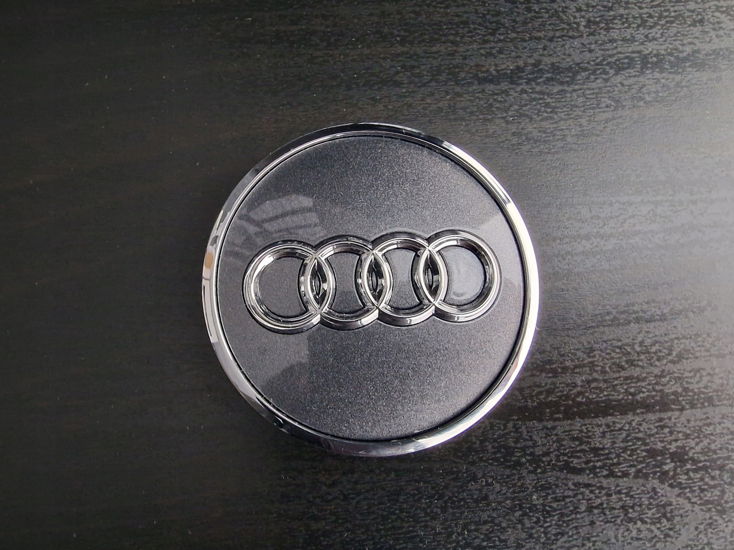 FABRYCZNIE NOWE Oryginalne Dekielki Audi 61MM 8W0 Producent Audi OE