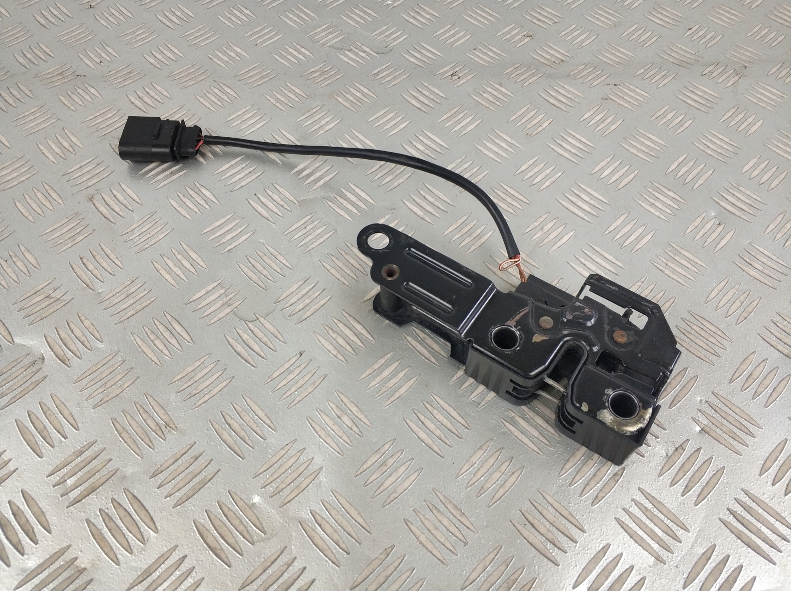 3d0823509c замок болт капота VW PHAETON 2002-2005