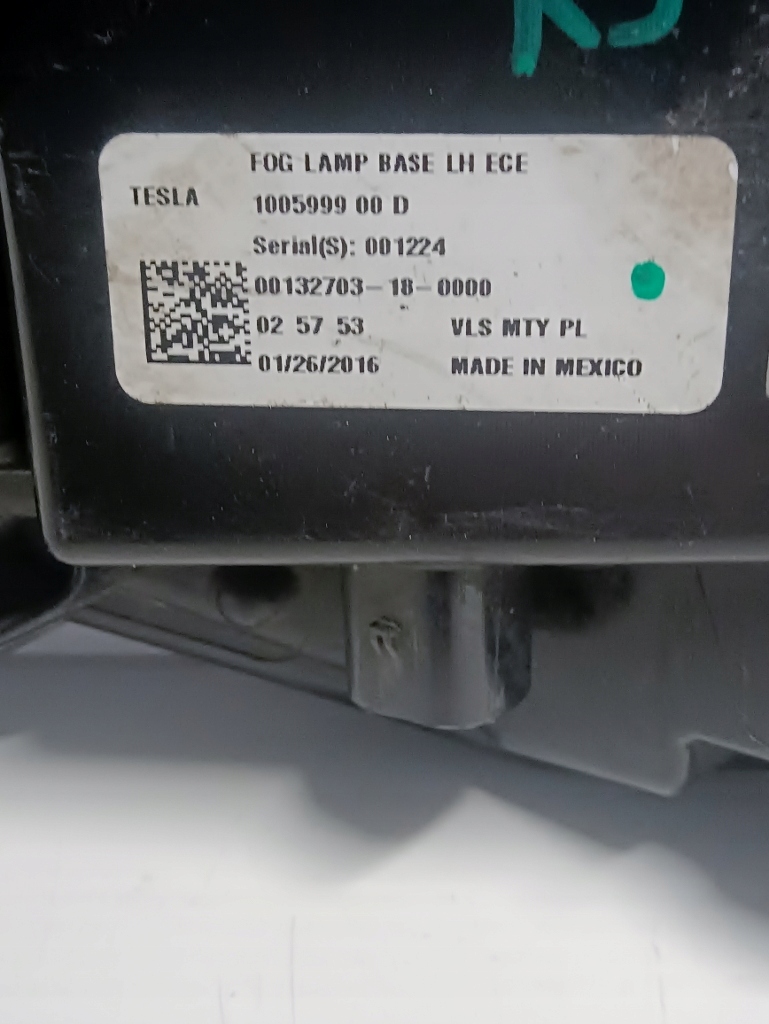 заглушка решетка галоген левый tesla MODEL S 100599900D