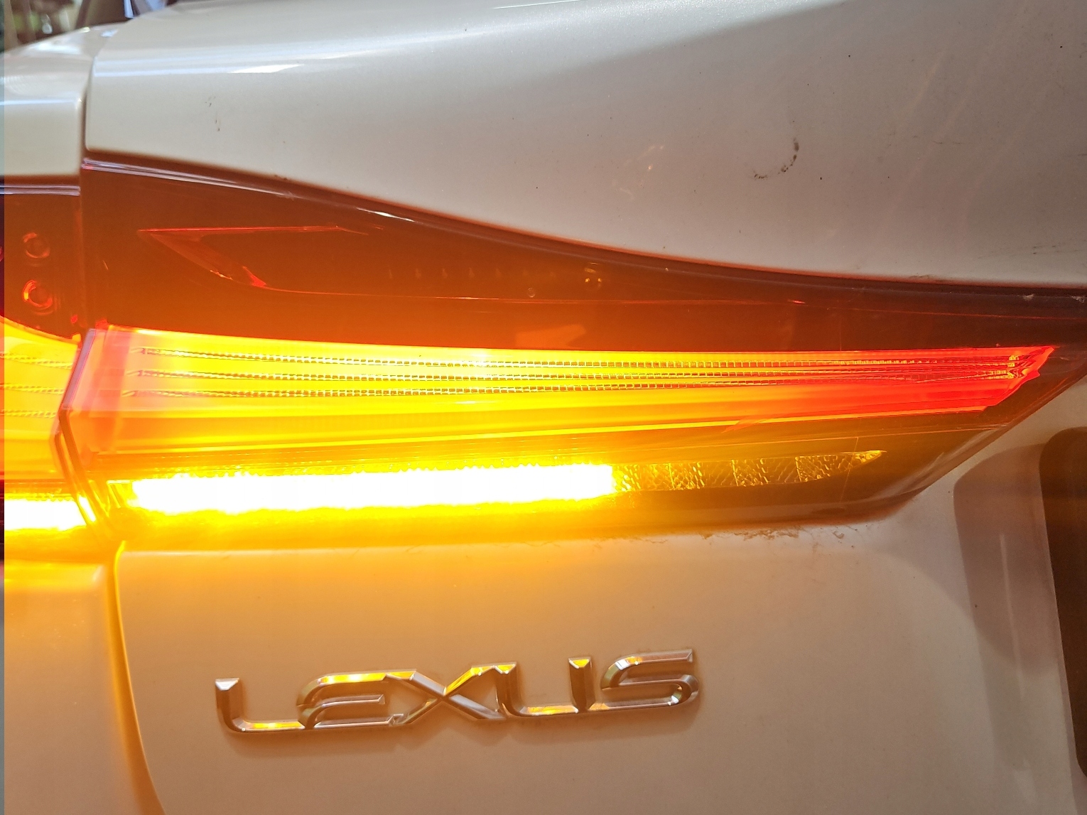 фонарь левый с крышки 17-22 lexus CT 10-22 HB