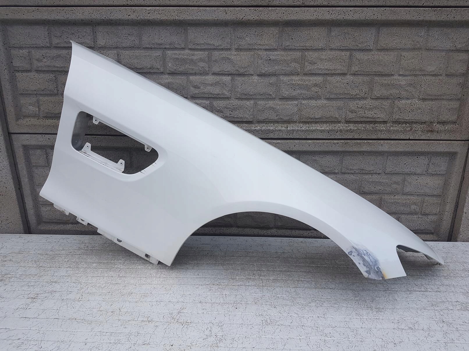 MERCEDES AMG GT BŁOTNIK PRAWY PRZEDNI