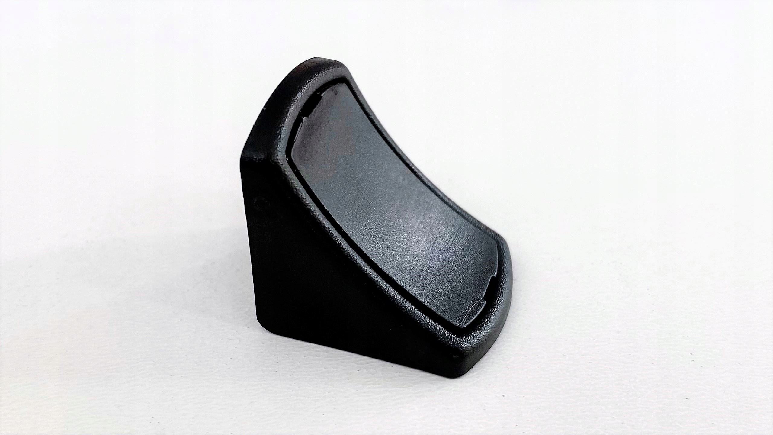 

Kątownik meblowy Komandorek 24x24x20 czarny 100szt