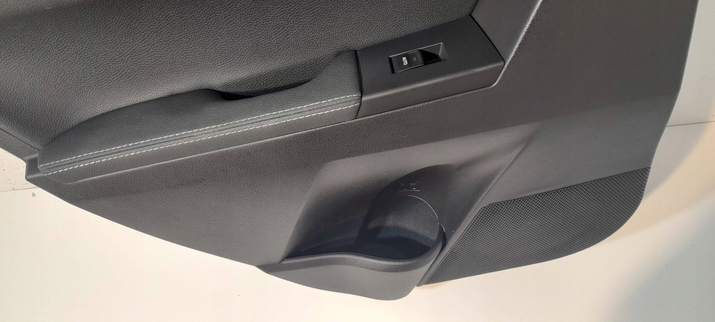 Toyota Auris E18 side door rear left 6778802110 (ET185)