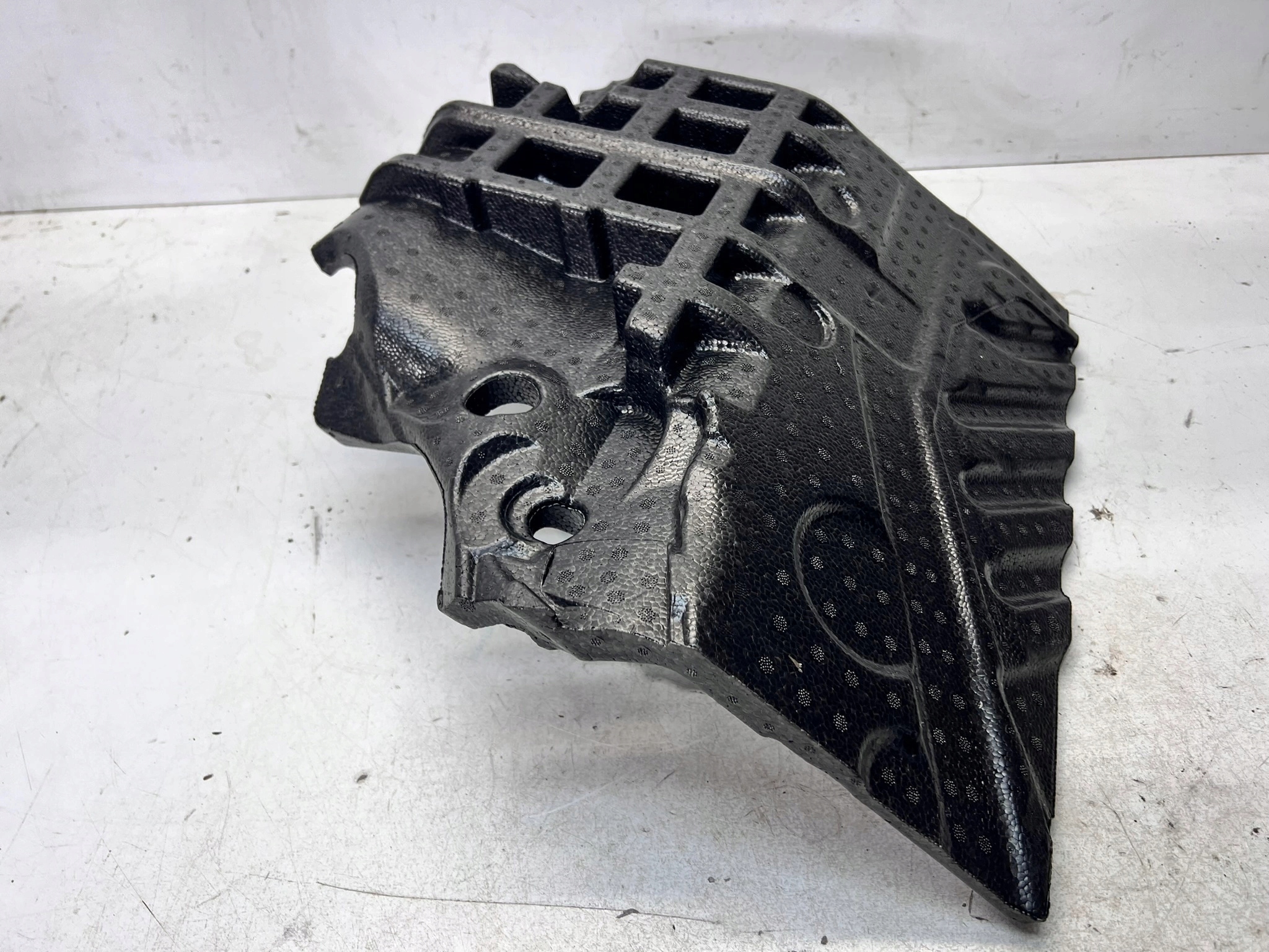 WKLAD polystirene below feet right AUDI Q4 E-TRON 10C864417B