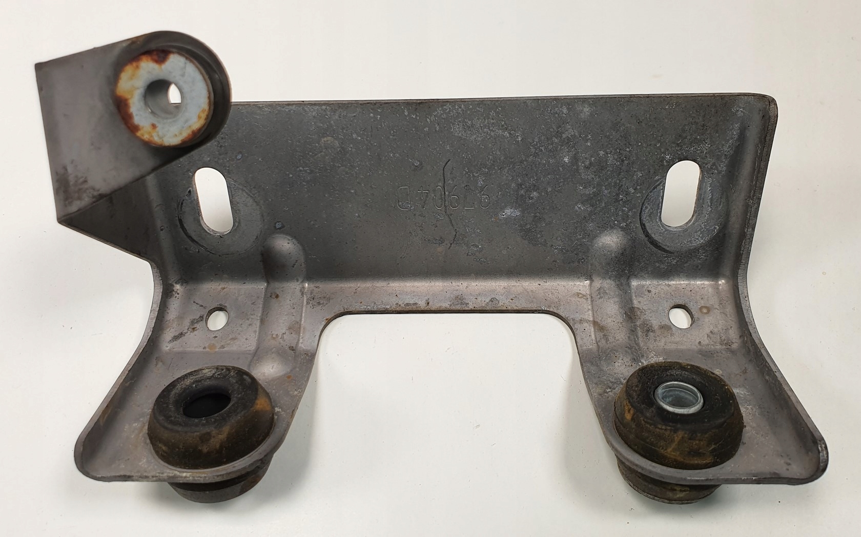 Кронштейн крепления насоса ABS RANGE ROVER III L322