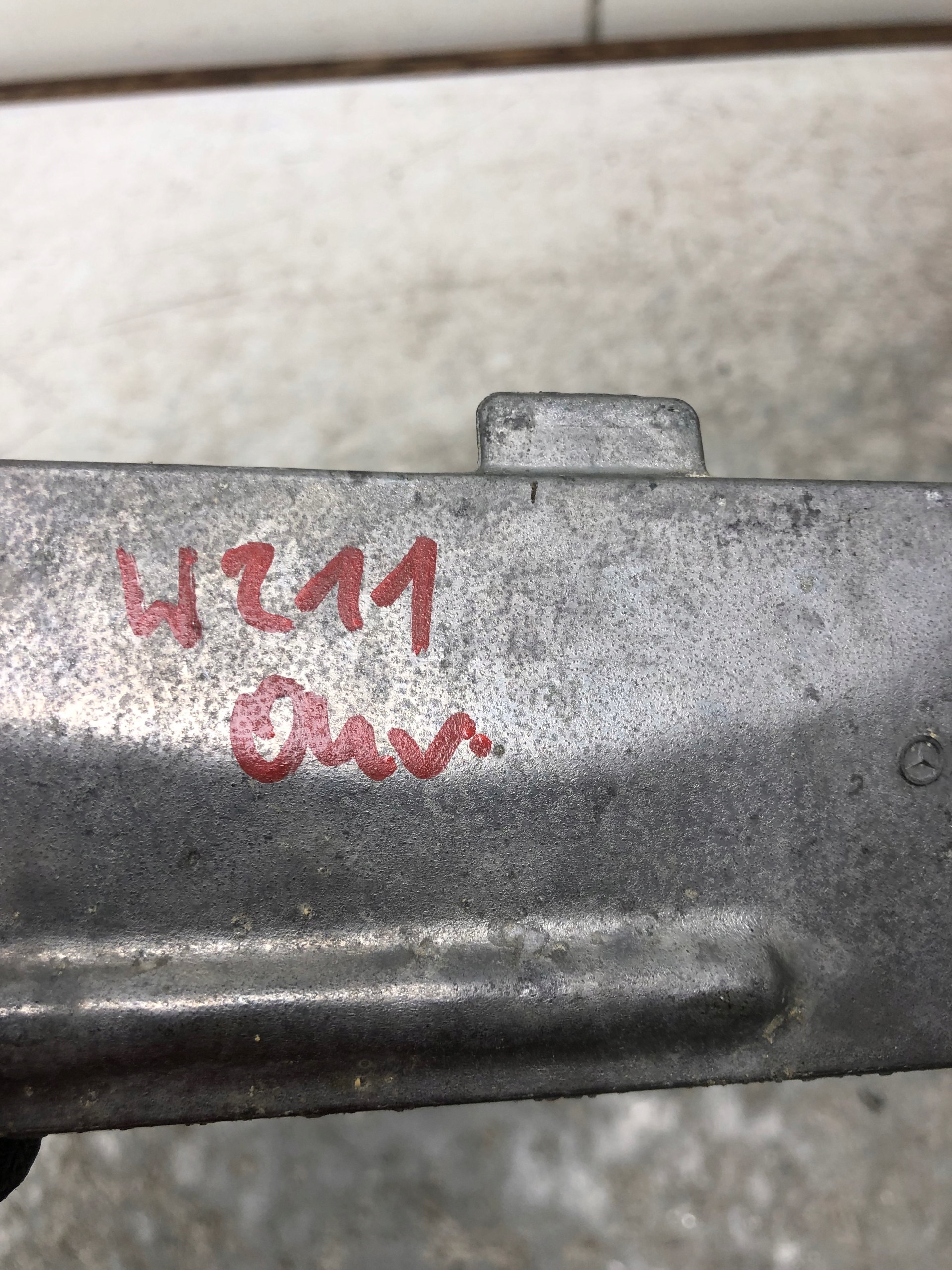 bracket consoles left front MERCEDES W211 A2118153731