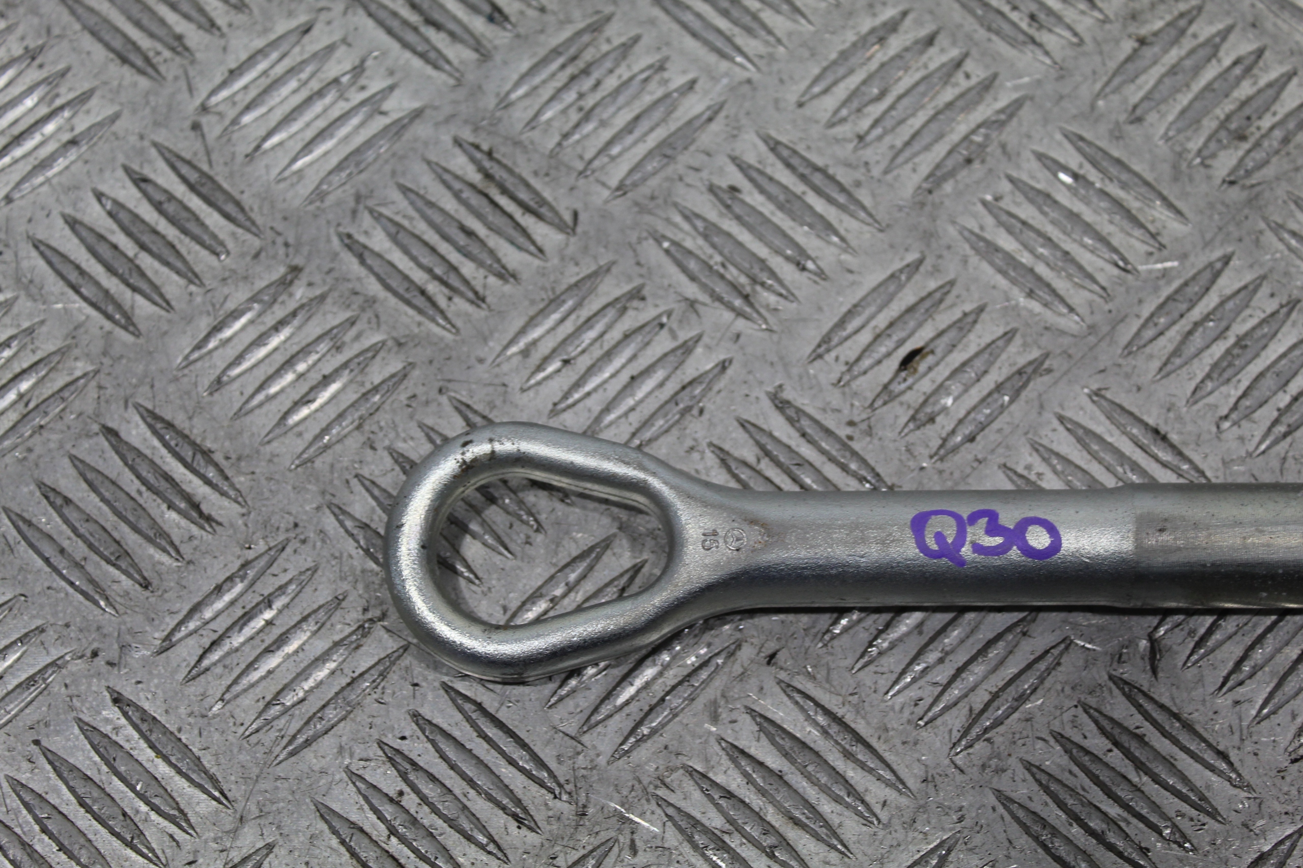 WKRETKA HAKA INFINITI Q30