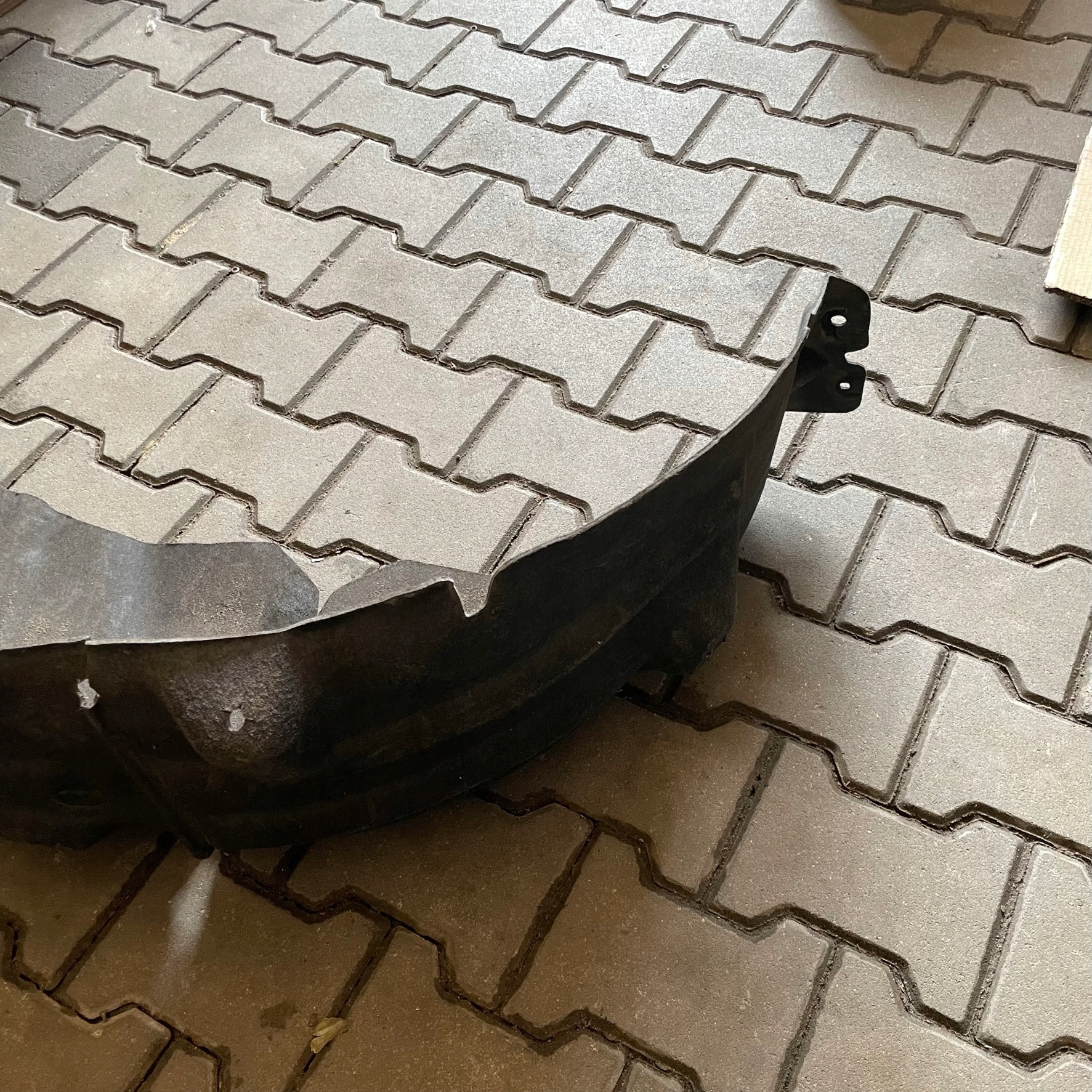 RENAULT MEGANE IV HATCHBACK MUDGUARD REAR. RIGHT