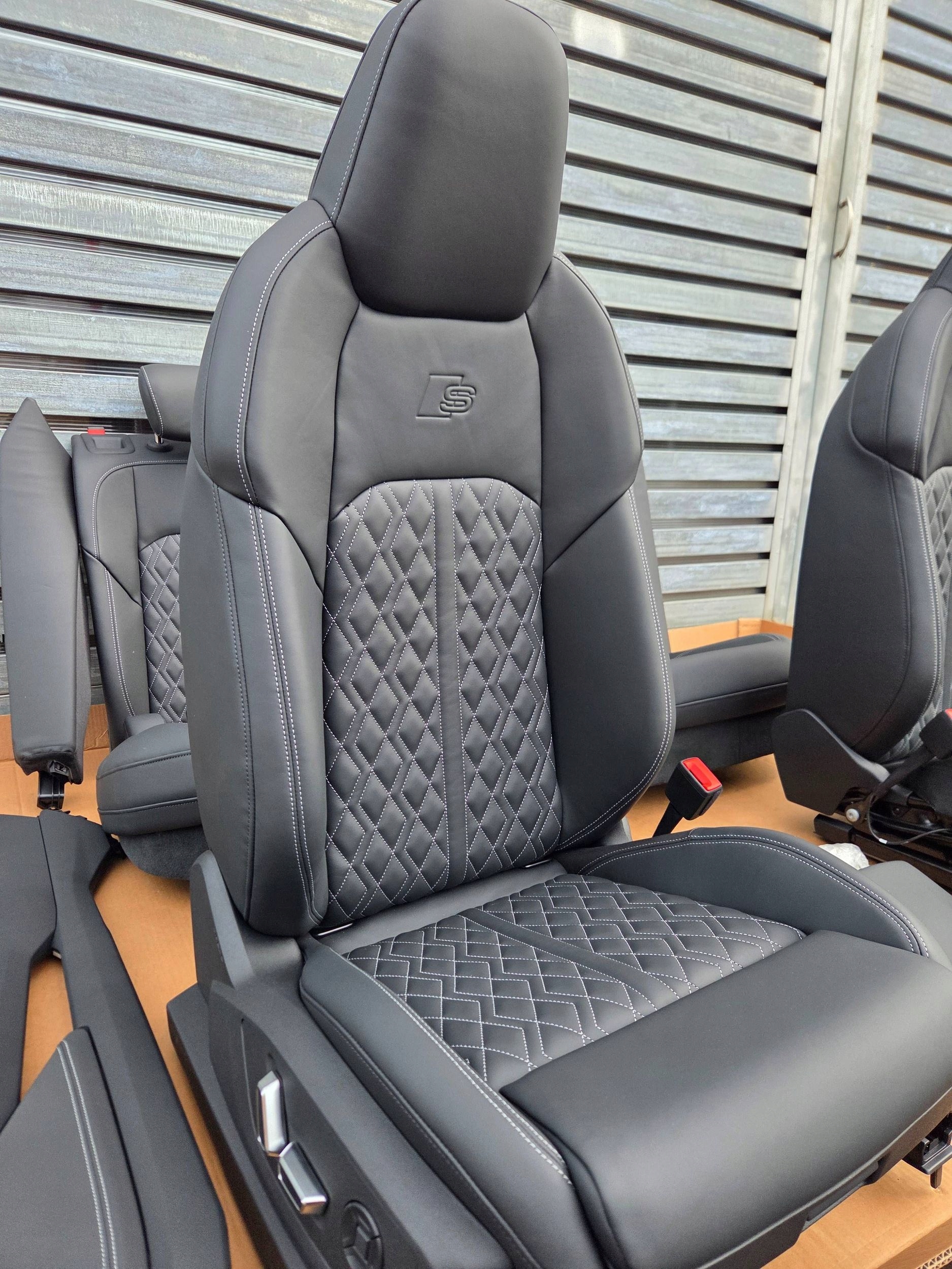 Audi Q8 E-TRON SPORTBACK s 4KE бочки подлокотник кожа