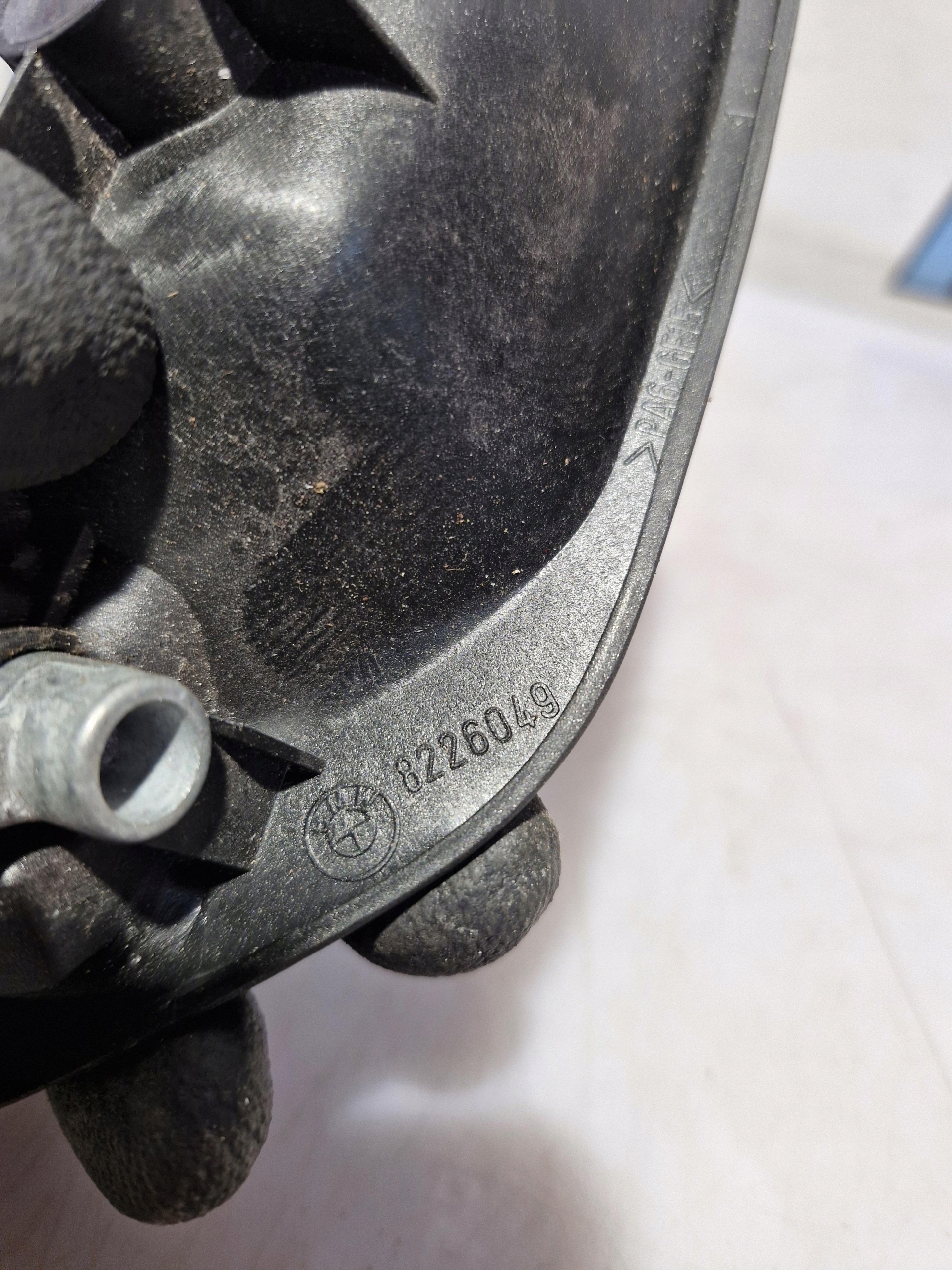 8226049 BMW E38 E39 KLAMPA innen links heck Original