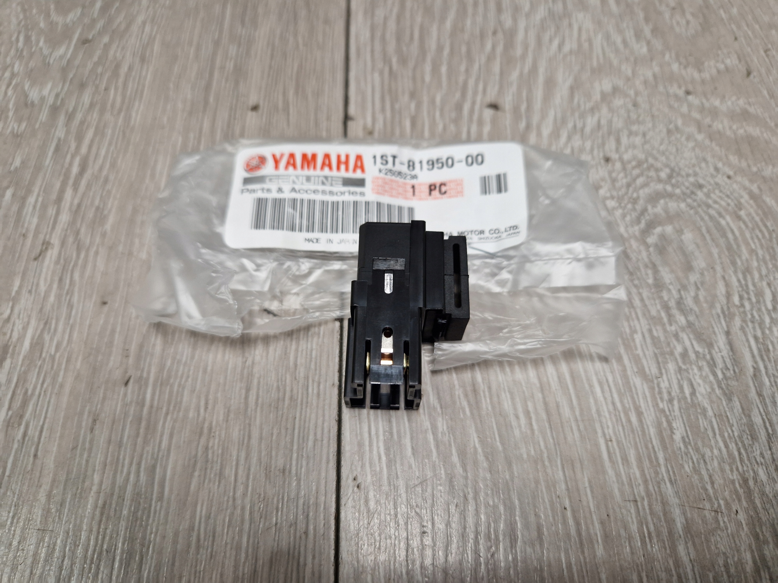 YAMAHA R1 R6 PRZEKAZNIK OEM ,T03 XJ6 FZ8 FZ1 FJR SWIATEL XP 50 XT MT09 MT10