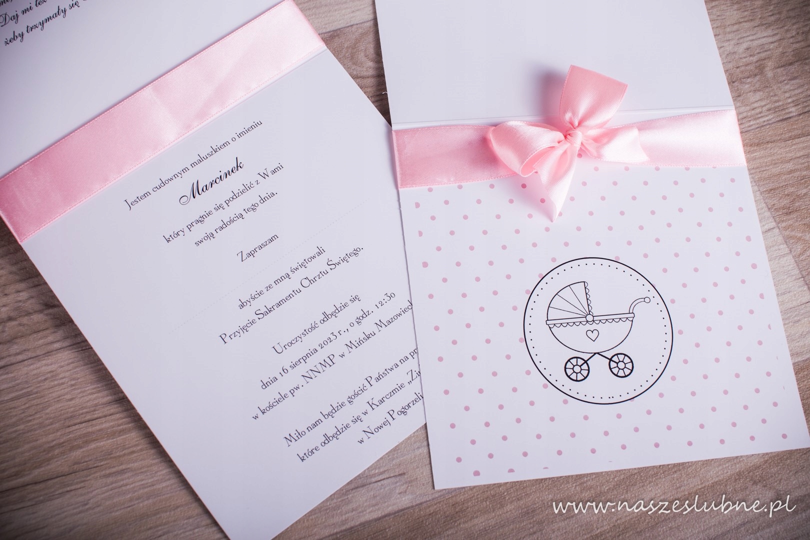 Zaproszenie na Chrzest Chrzciny W KROPKI Z KOKARDĄ - PERSONALIZACJA Wysokość produktu 30 cm