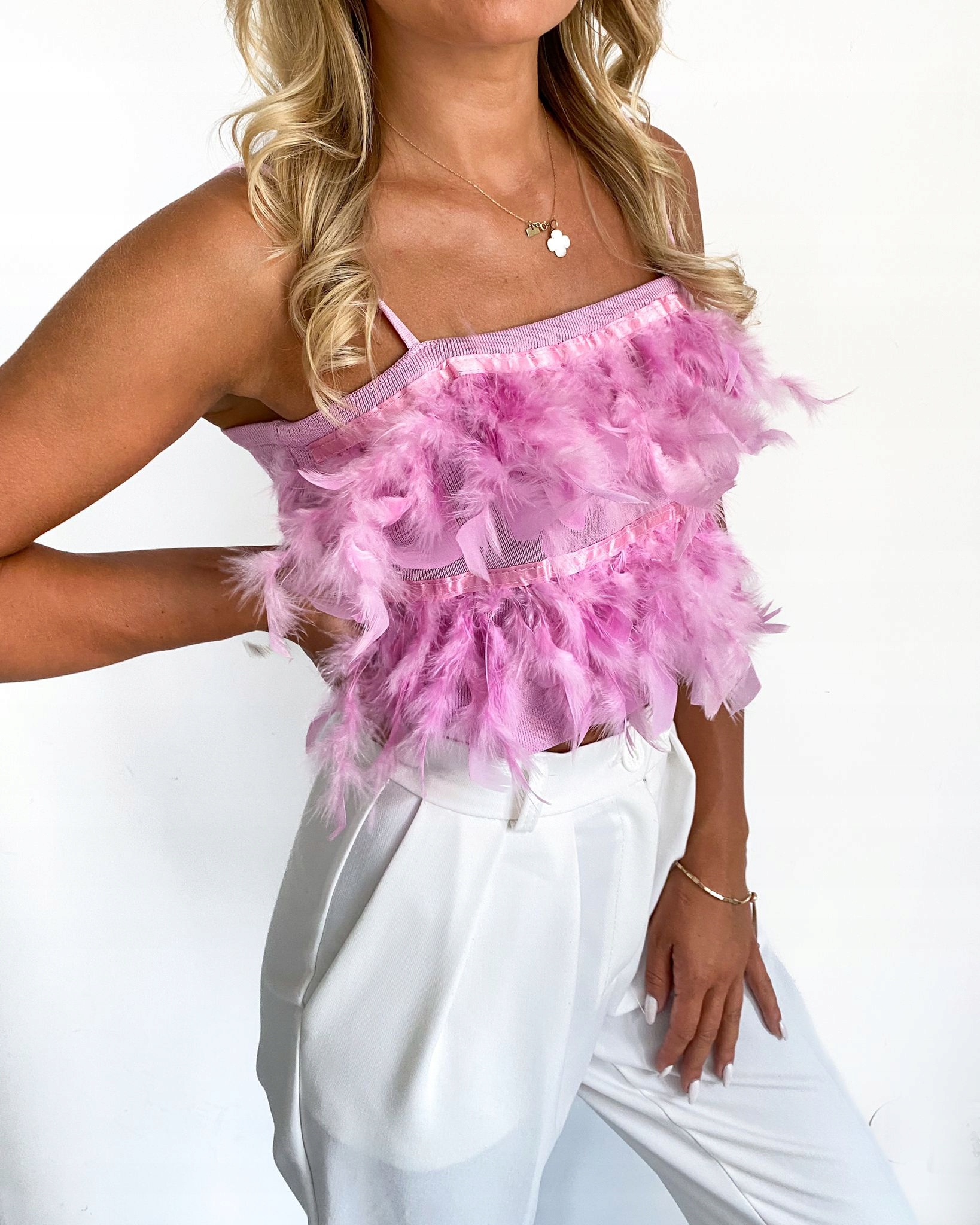 TOP RÓŻOWY Z PIÓRAMI RÓŻ BLUZKA NA RAMIĄCZKACH Wzór dominujący bez wzoru