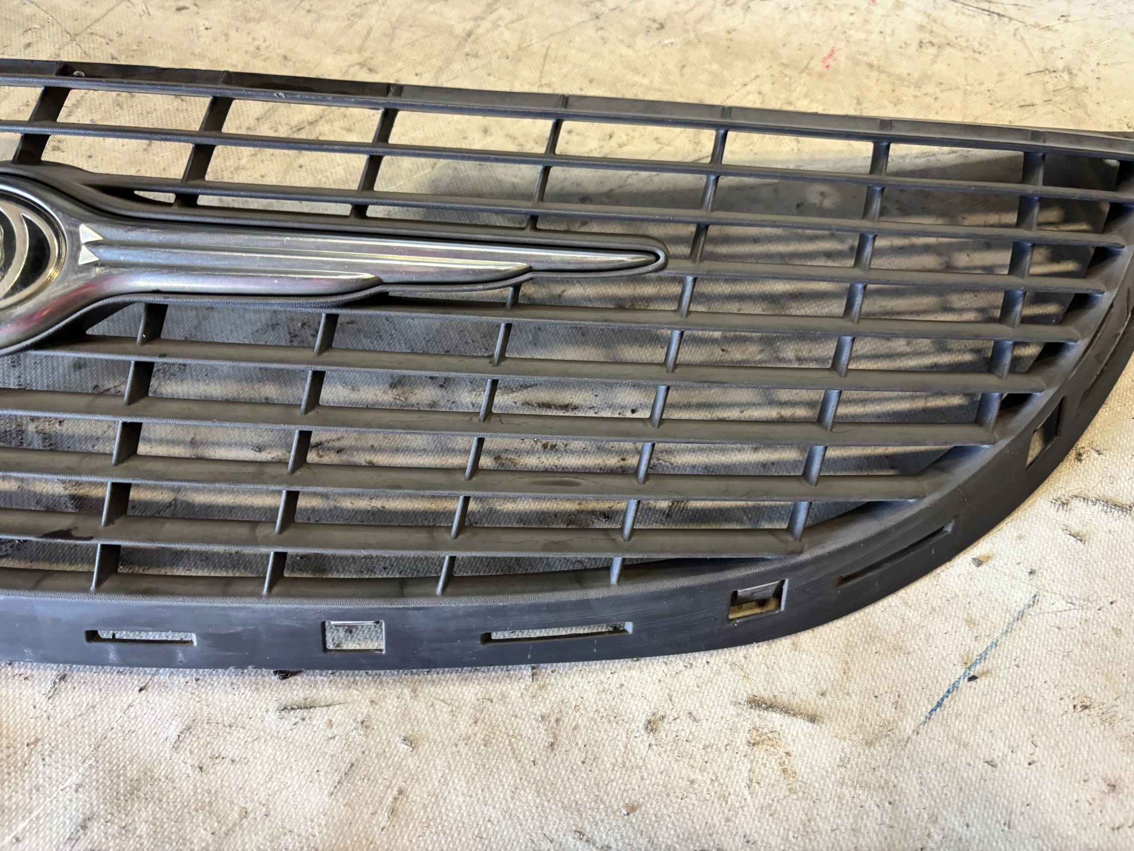 grill grille radiator Chrysler Voyager IV 4 4857522AA
