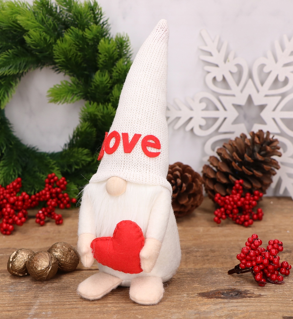 Biały skrzat gnom z sercem Marka Emized