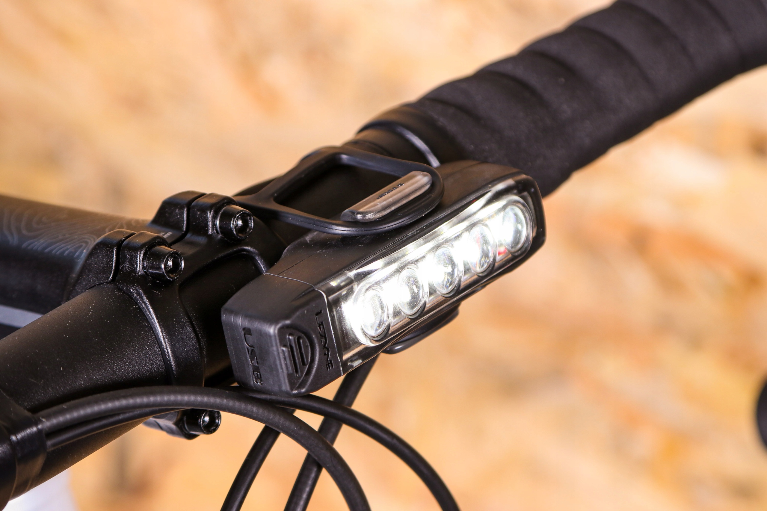 LEZYNE STRIP DRIVE Lampka Przednia 400 Lumenów Kod producenta LZN-1-LED-21F-V304