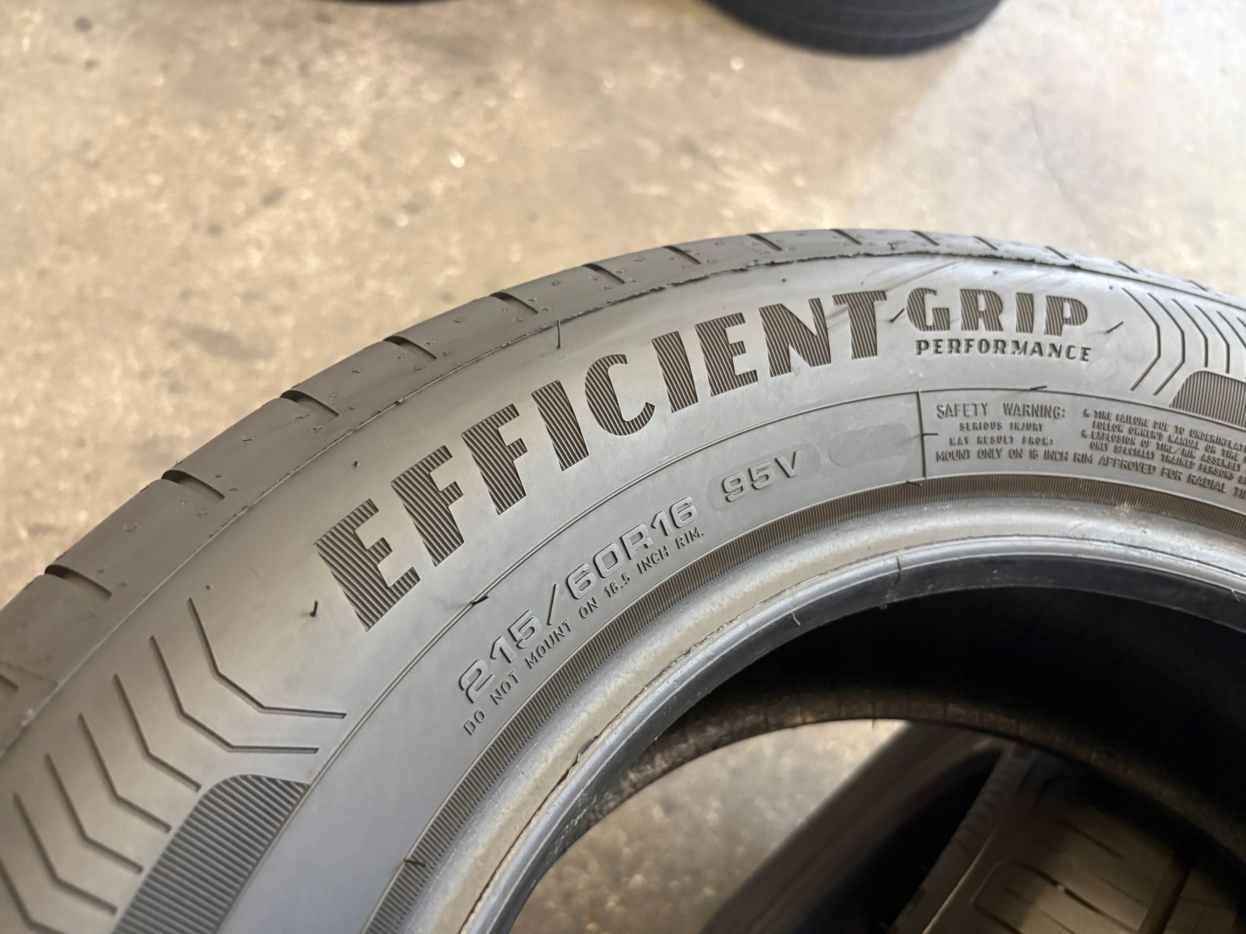 2 tyres summer 215/60R16 Goodyear EfficientGrip Performance as new 7,5mm