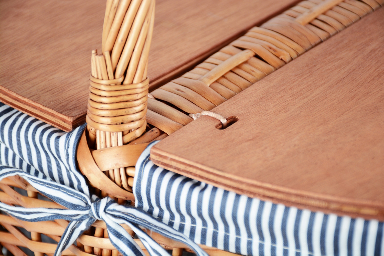 ZAMYKANY KOSZYK WIKLINOWY KOSZ PIKNIKOWY KLAPAMI PIKNIK PREZENT URODZINOWY Model ZQ21-6301