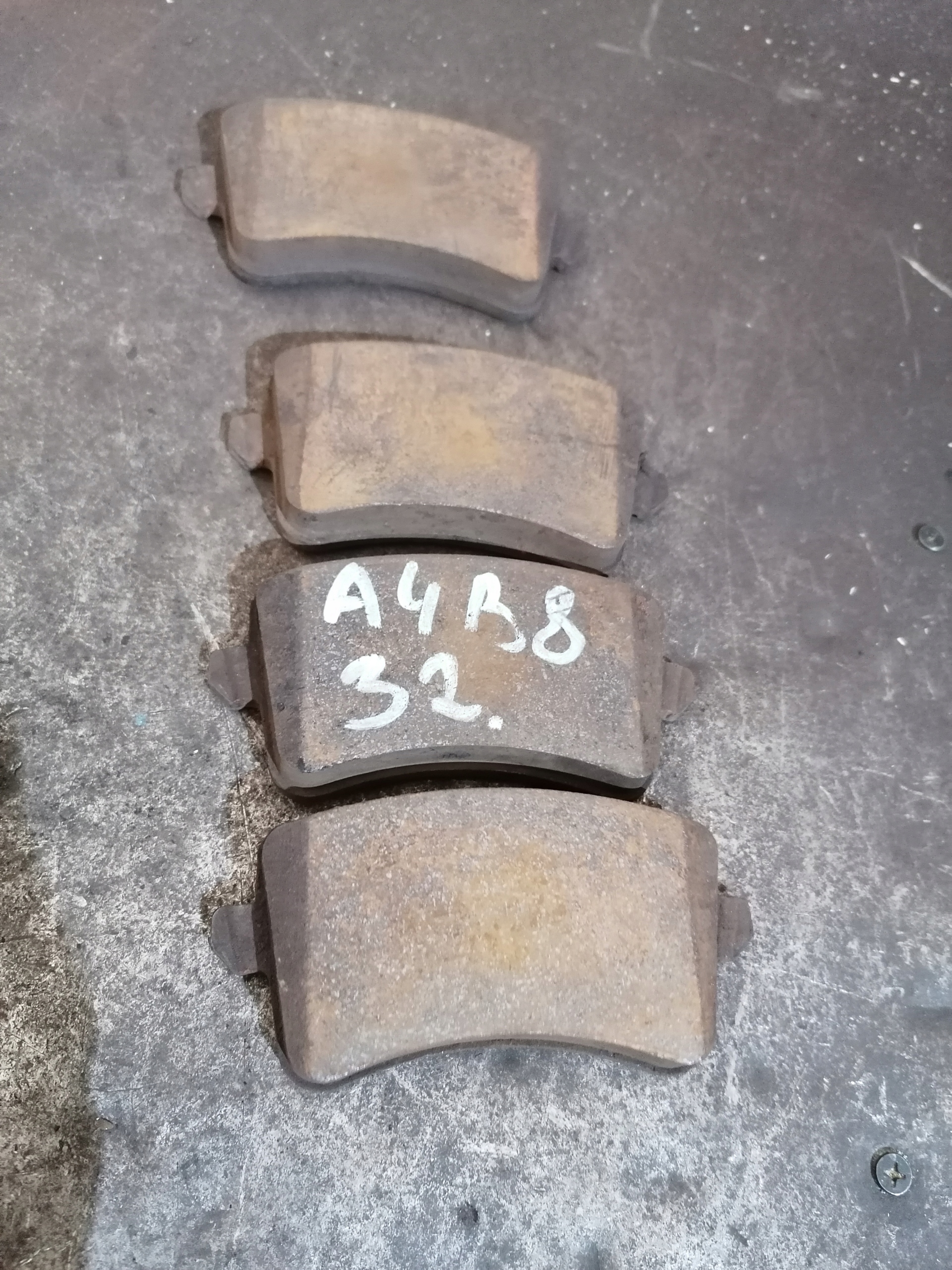 90R-01118/2 - 32 задние тормозные колодки AUDI A4 B8