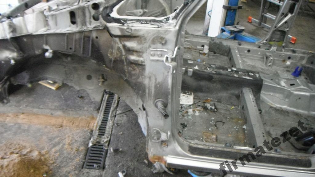 TOYOTA COROLLA VERSO 01-04 ПЕРЕДНЯЯ ЛЕВАЯ СТОЙКА