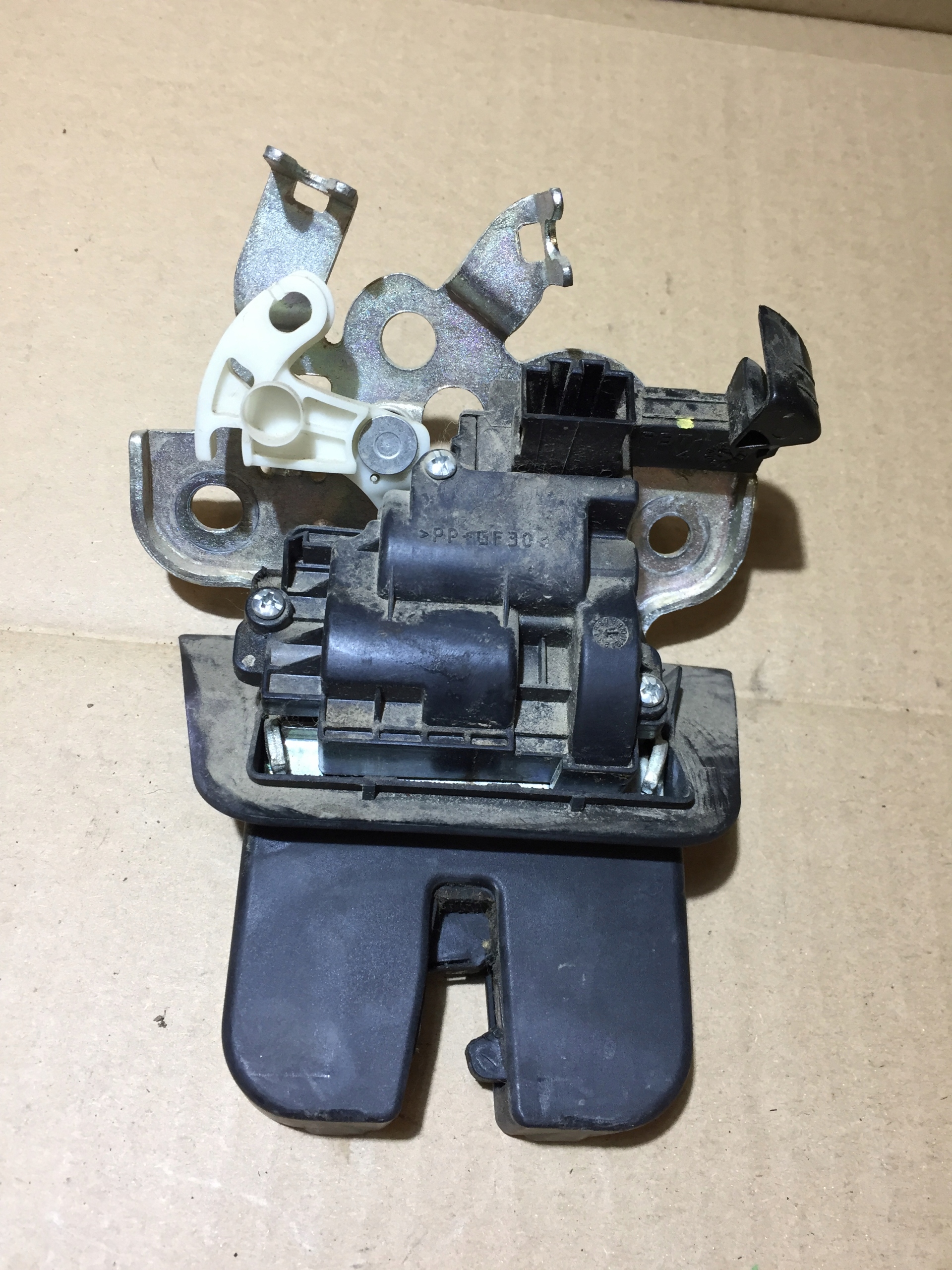 AUDI Q5 8R lock bonnet boot rear part 8R0827505