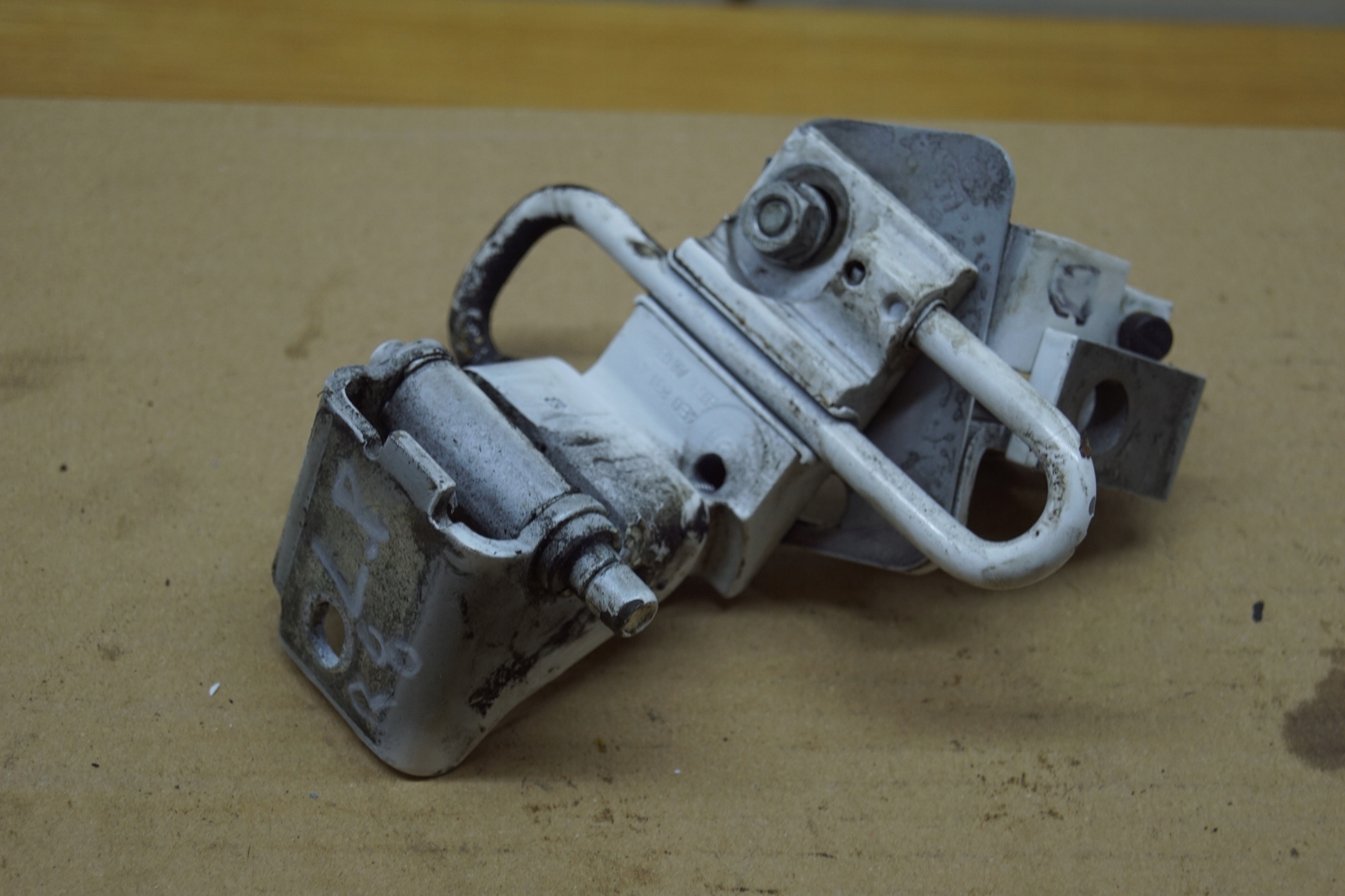 ZAWIAS DRZWI LEWY PRZOD GORA DOL AUDI R8 420