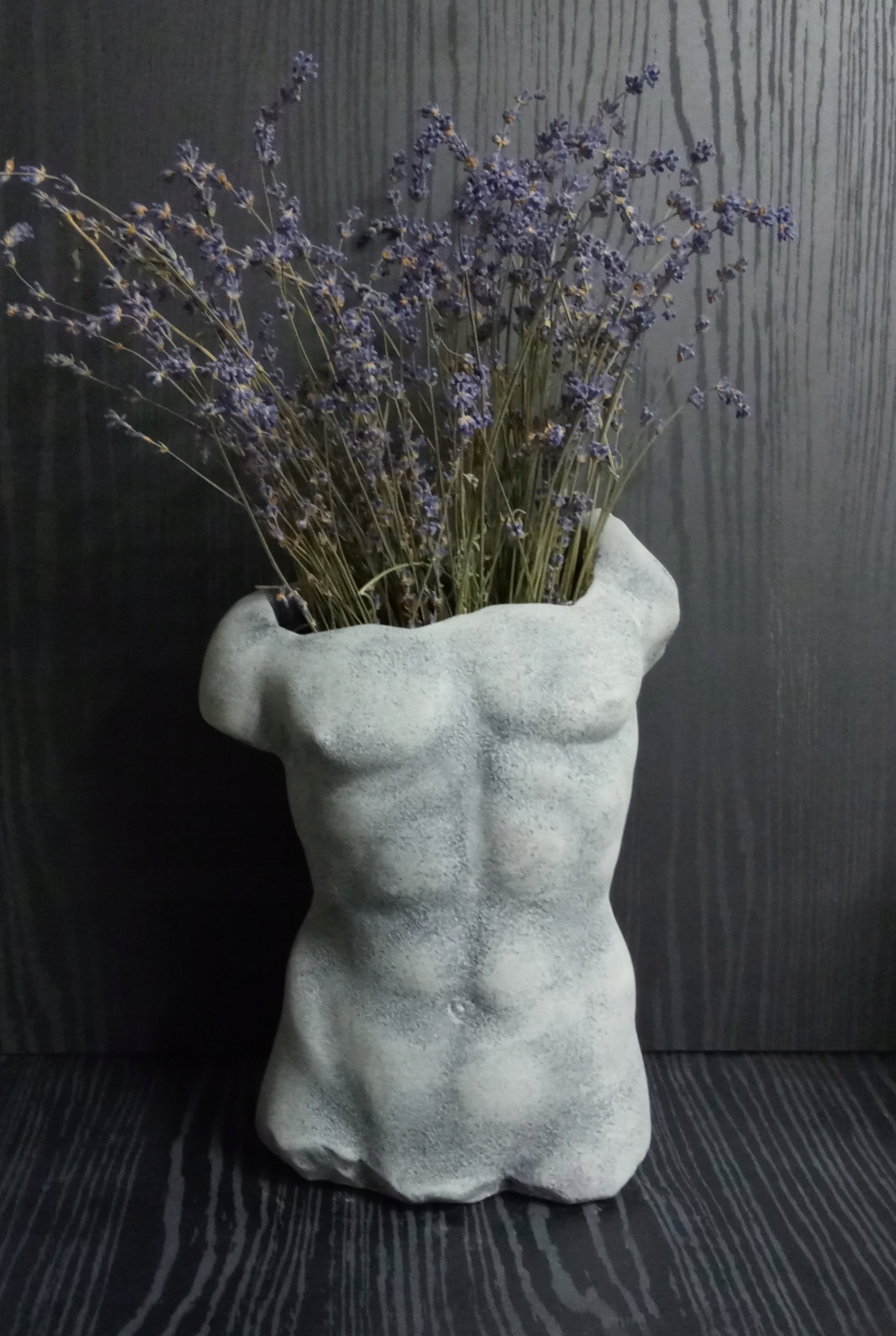 

Doniczka-Osłonka-pojemnik tors męski szary kamień