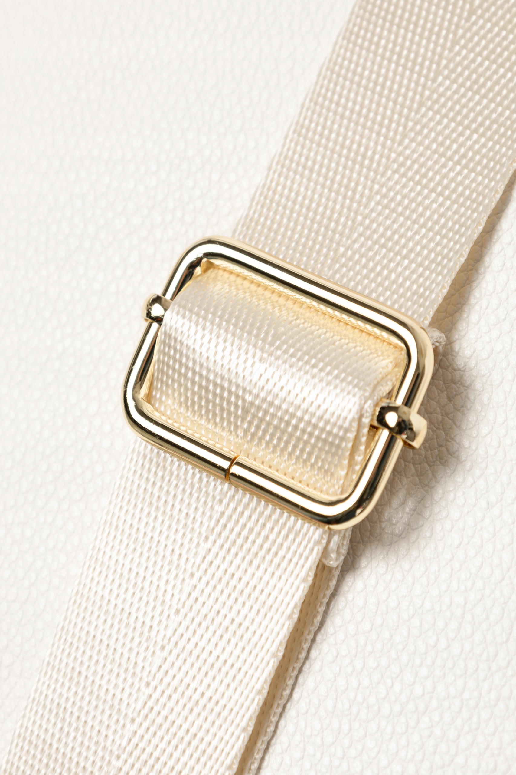 TOREBKA DAMSKA LISTONOSZKA NOBO BIAŁA ELEGANCKA KOMPAKTOWA Model BAGN620-K000