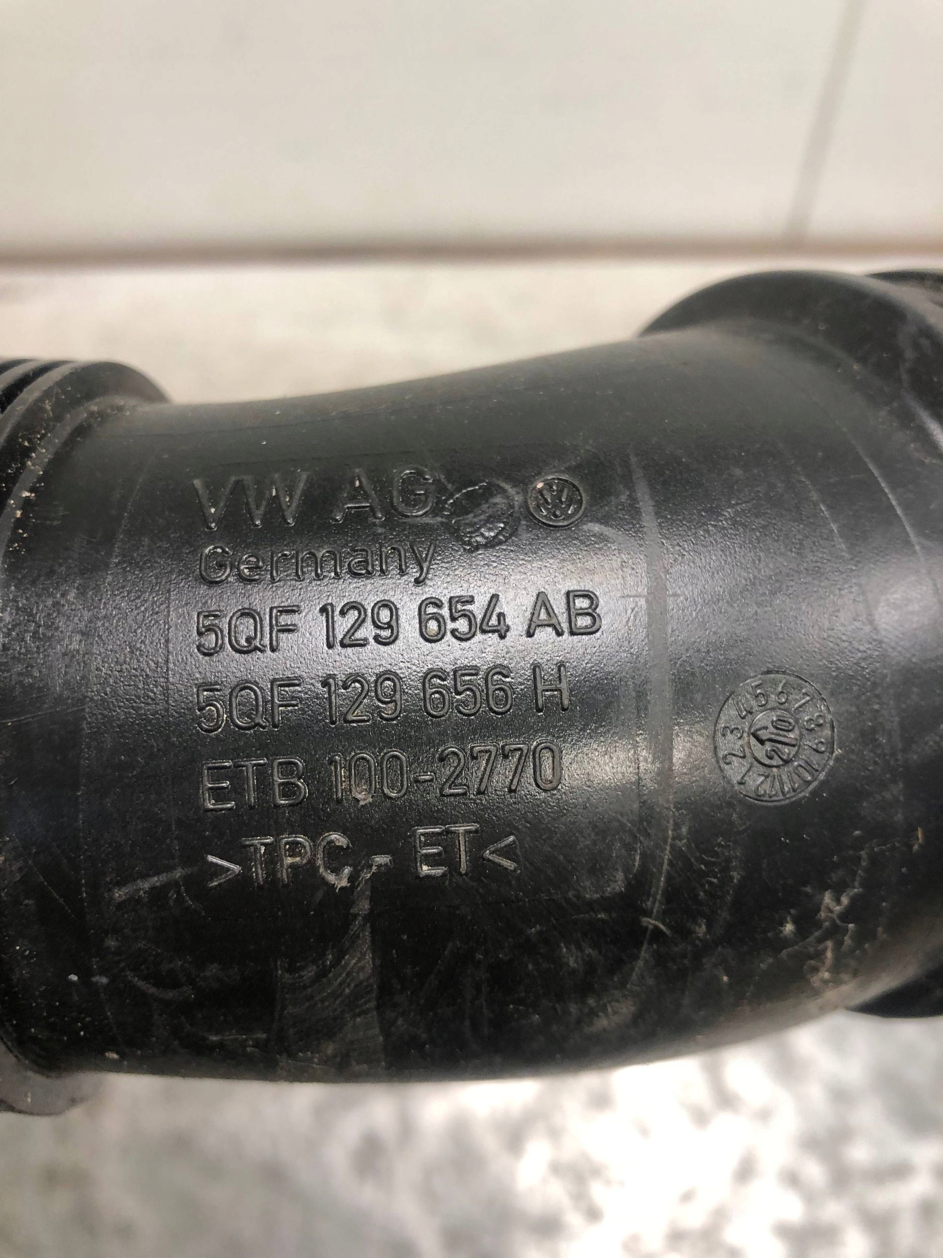 pipe air hose VW SKODA 5QF129654AB