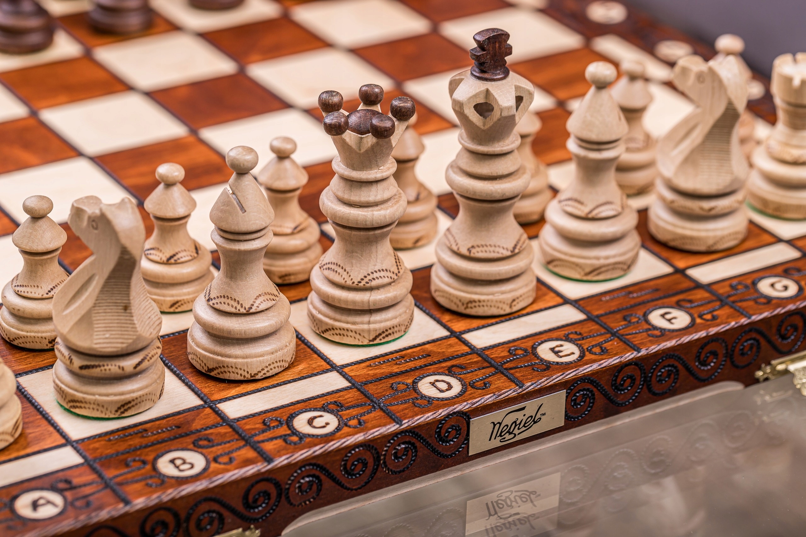 Szachy drewniane na prezent IMPERATOR - 52 x 52 cm - Super Pudełko Czas rozgrywki Do 2 godzin