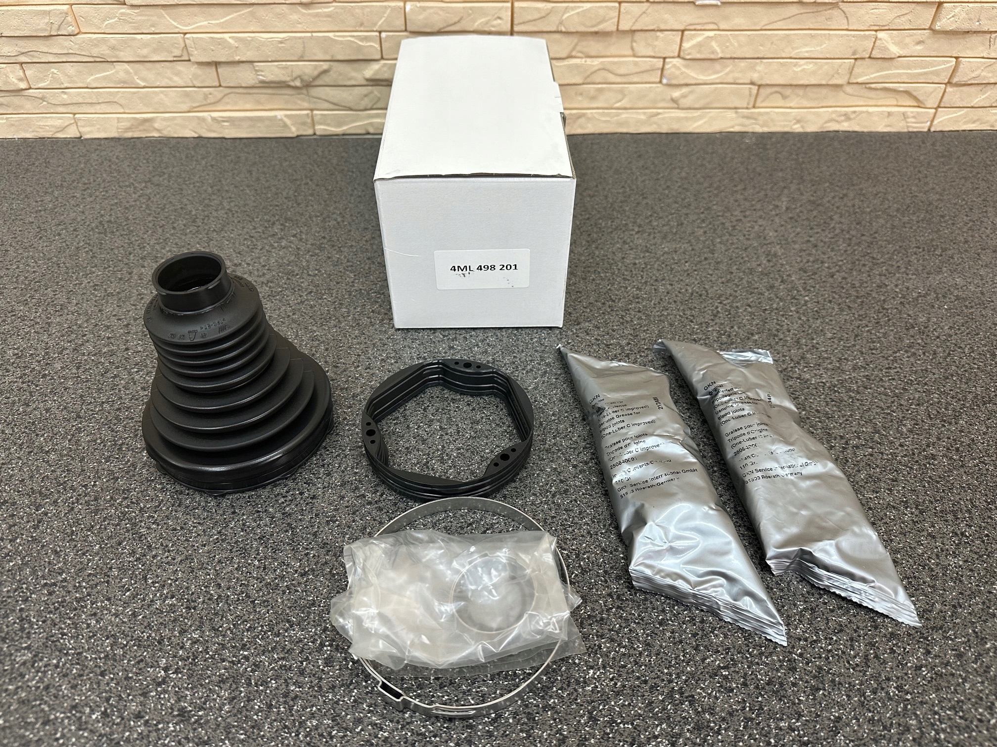 LAMBORGHINI URUS OSŁONA PRZEGUBU ZACISK 4ML498201