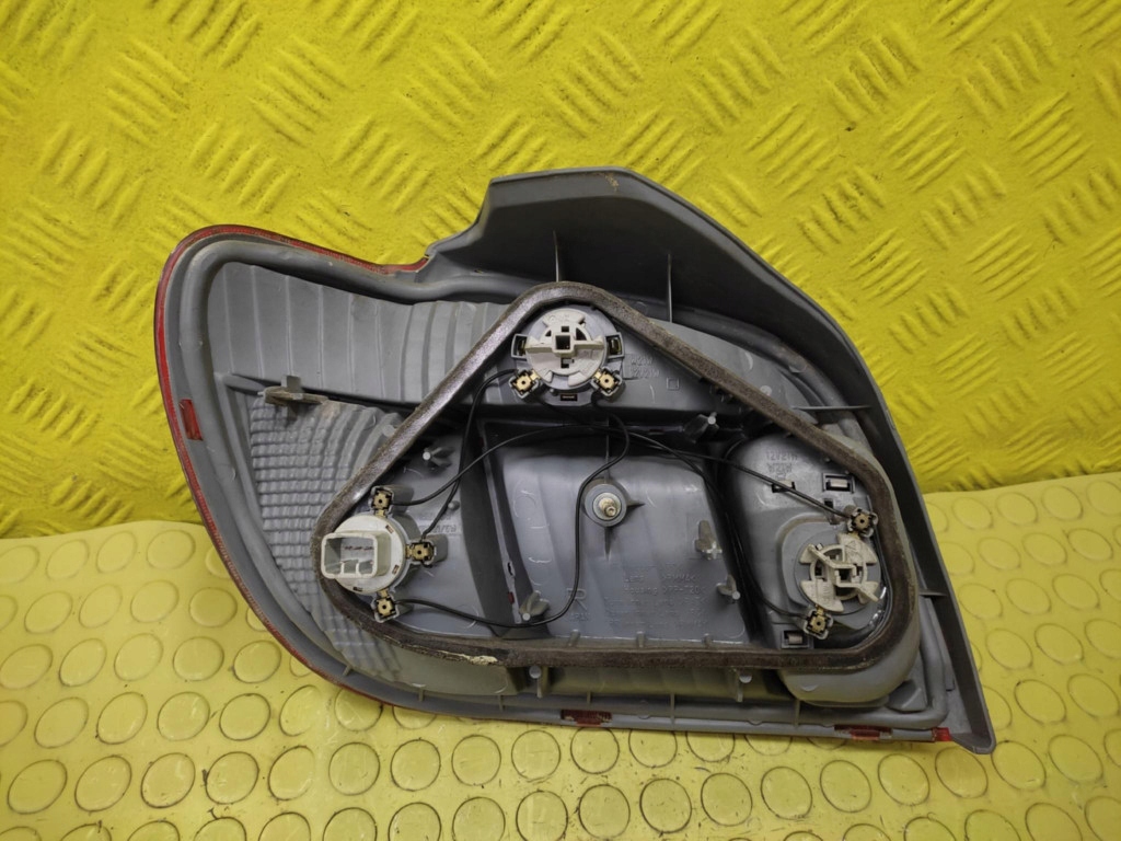 TOYOTA YARIS and light right rear part