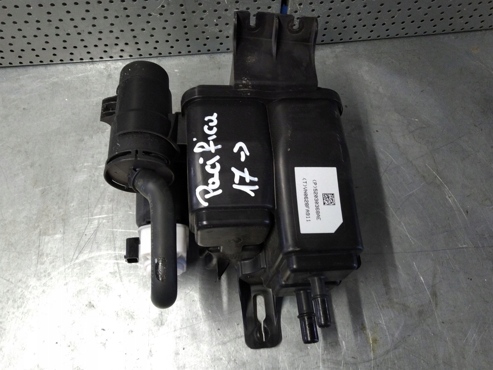 52030368AE - PACIFICA 2016-2021R УГОЛЬНЫЙ ФИЛЬТР ПАРОВ ТОПЛИВА