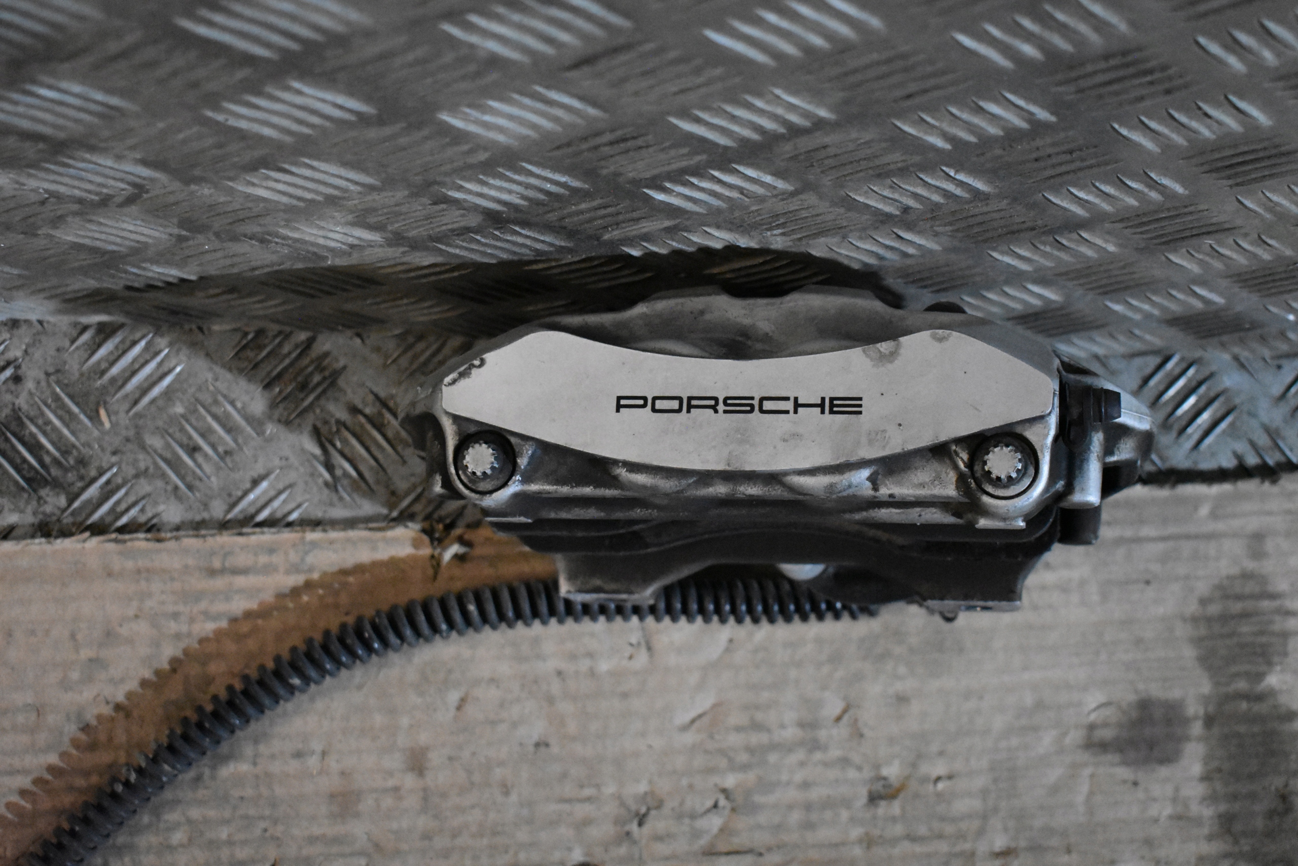IDEALNY caliper brake rear left PORSCHE CAYENNE 7P 7P5 1