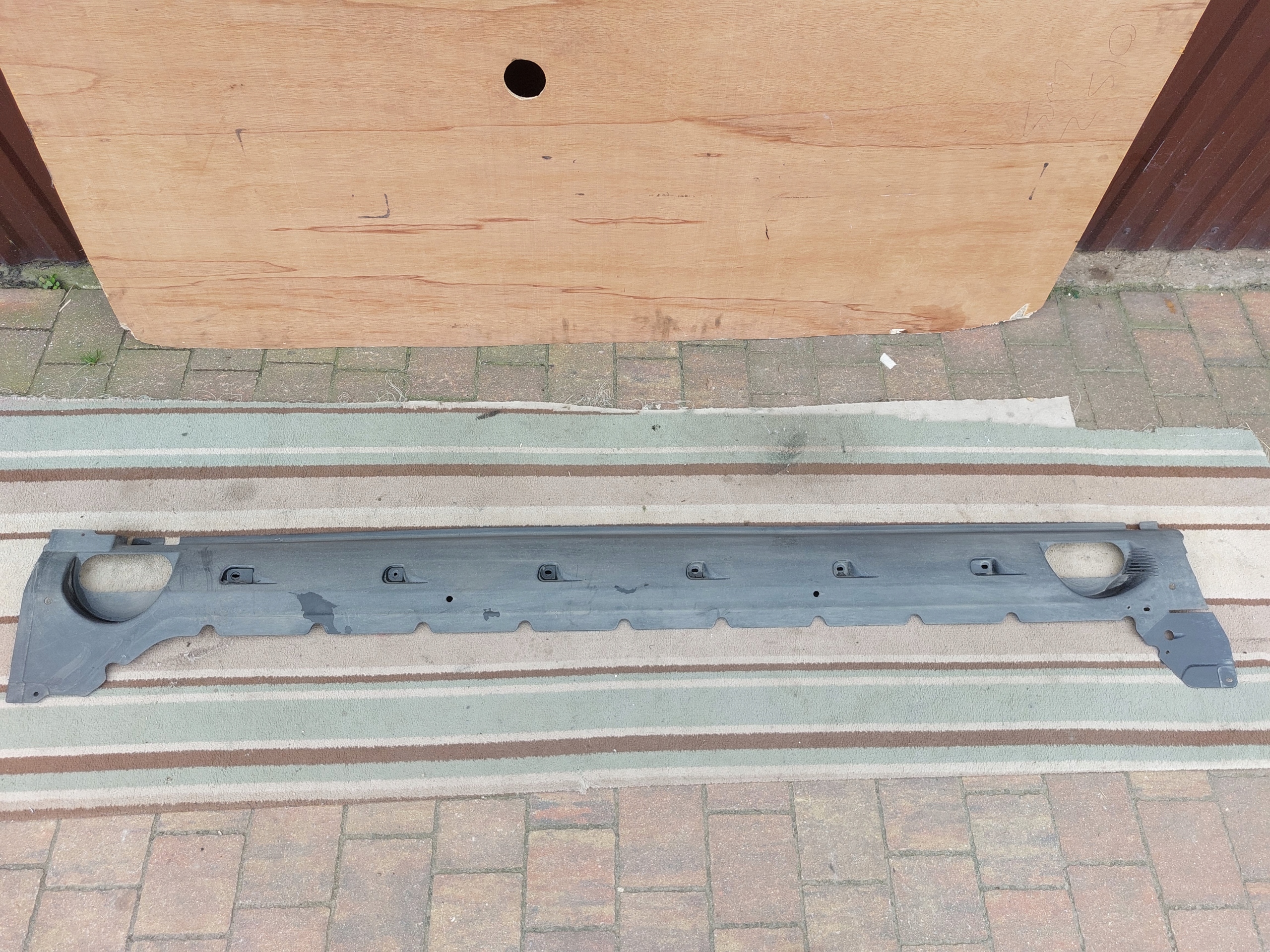 ПРАВА НАКЛАДКА ПОРОГА AUDI Е-ТРОН