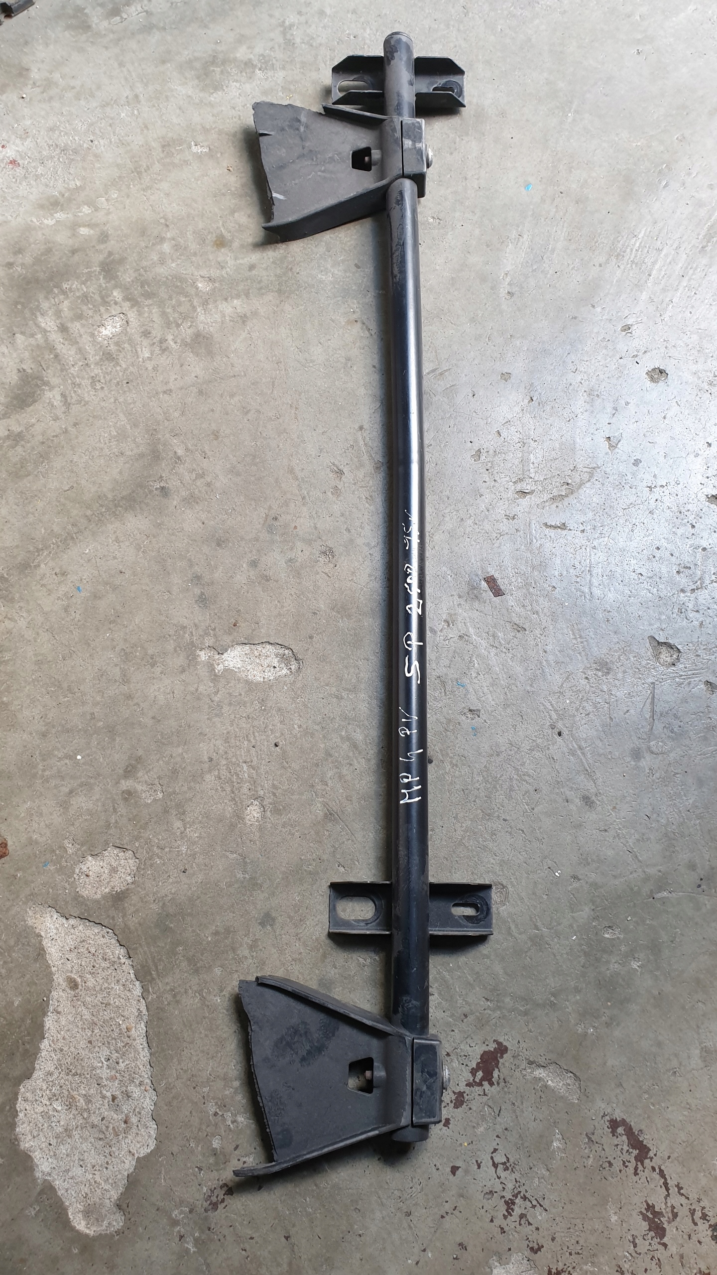 9607904304 - ACTROS MP4 КРЕПЛЕНИЕ ОБТЕКАТЕЛЯ СПОЙЛЕРА КАБИНЫ СПРАВА