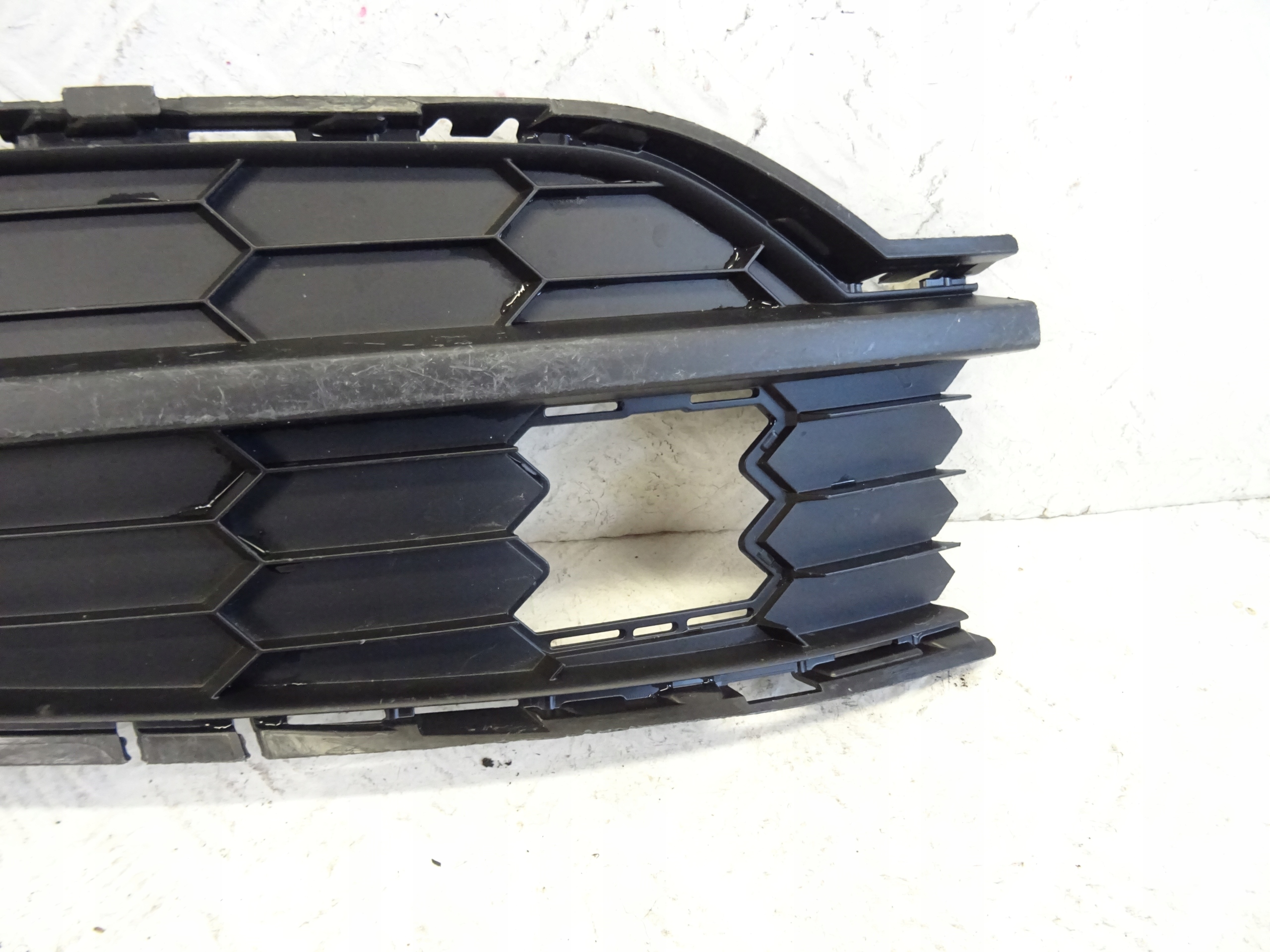 grid of a bumper front front right SKODA KAROQ 57A807368