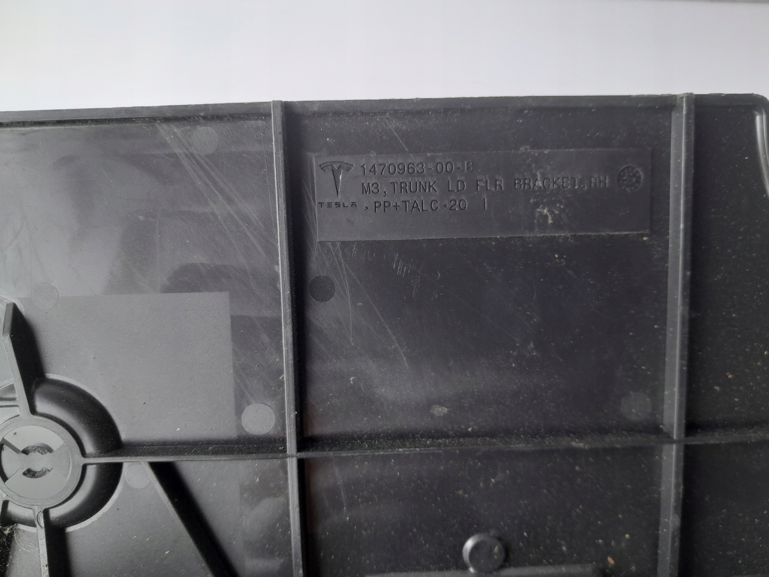 MOCOWANIE OSŁONY BAGAŻNIKA TESLA MODEL 3 Producent części Tesla