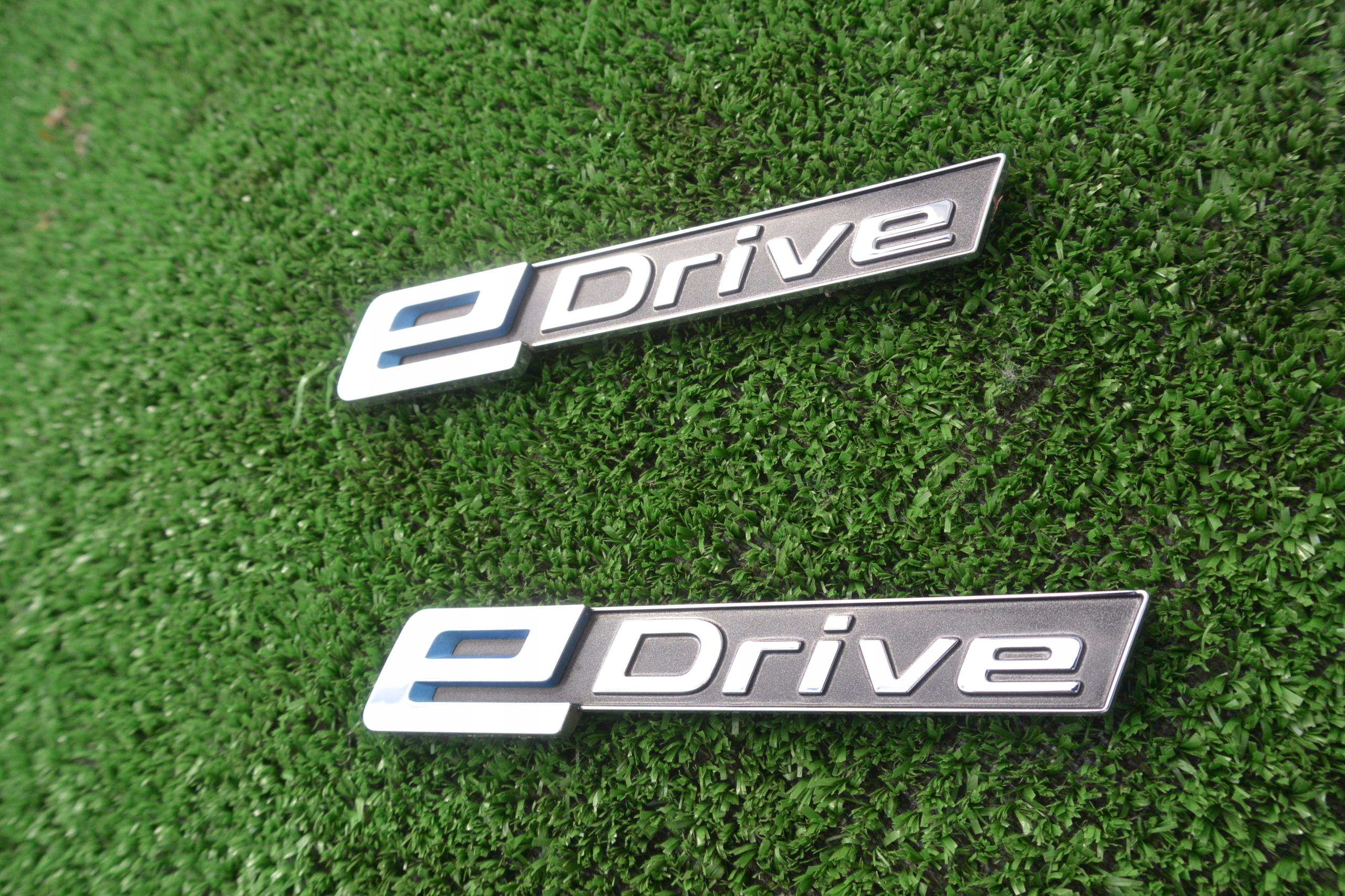 EMBLEMAT LOGO EDRIVE BŁOTNIKÓW PRZÓD BMW F30 F31 F32 F33 330E HYBRYDA KPL Marka BMW