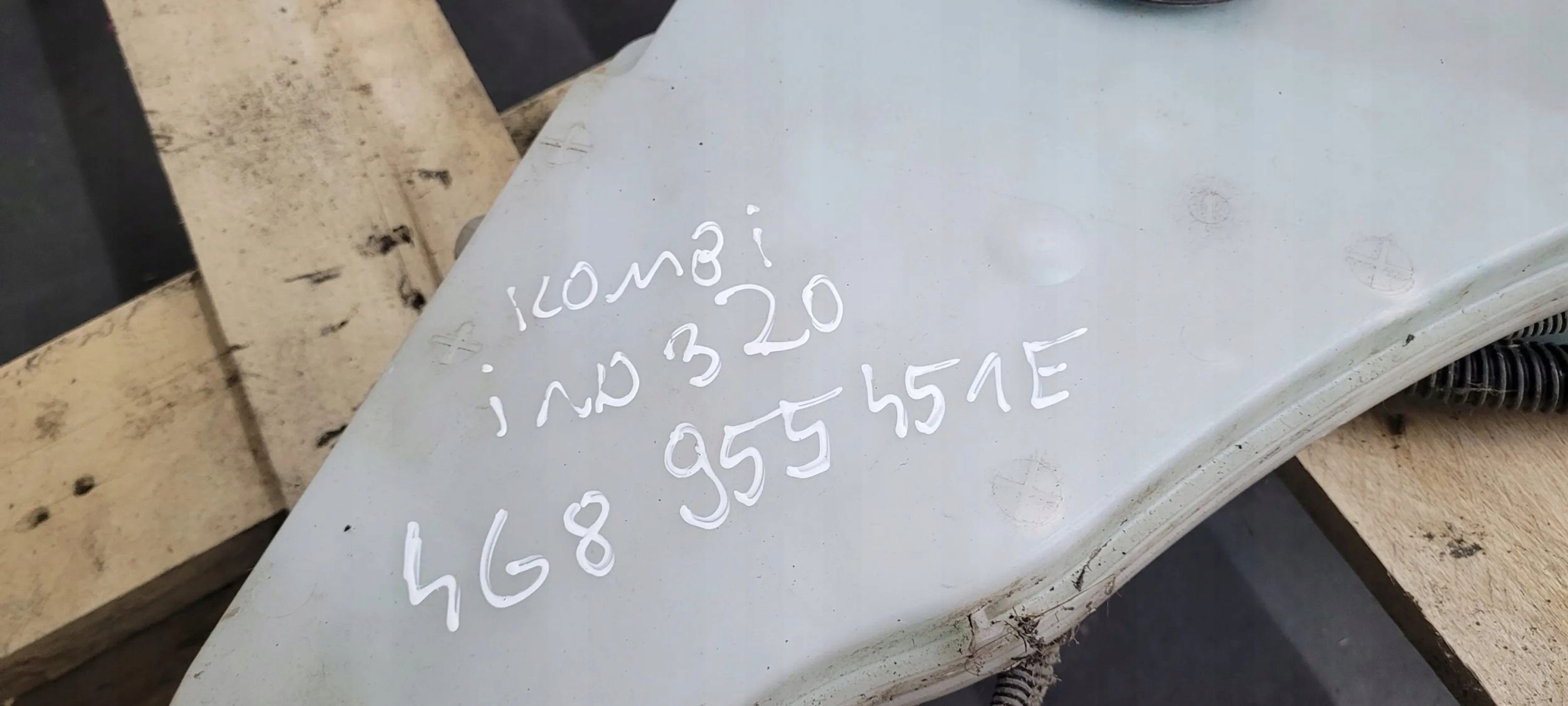 A6 C7 4G washer fluid tank 4G8955451E KOMBI