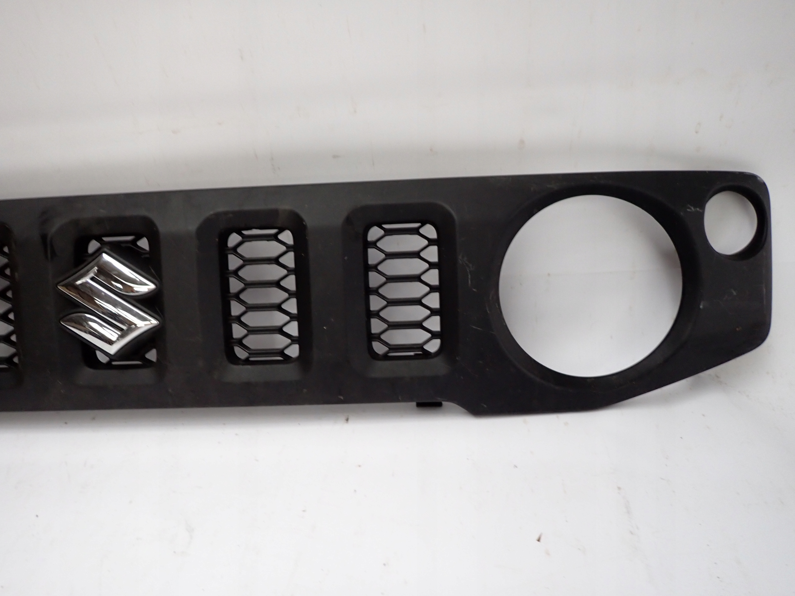 SUZUKI JIMNY IV 18- grill grille of a bumper front front